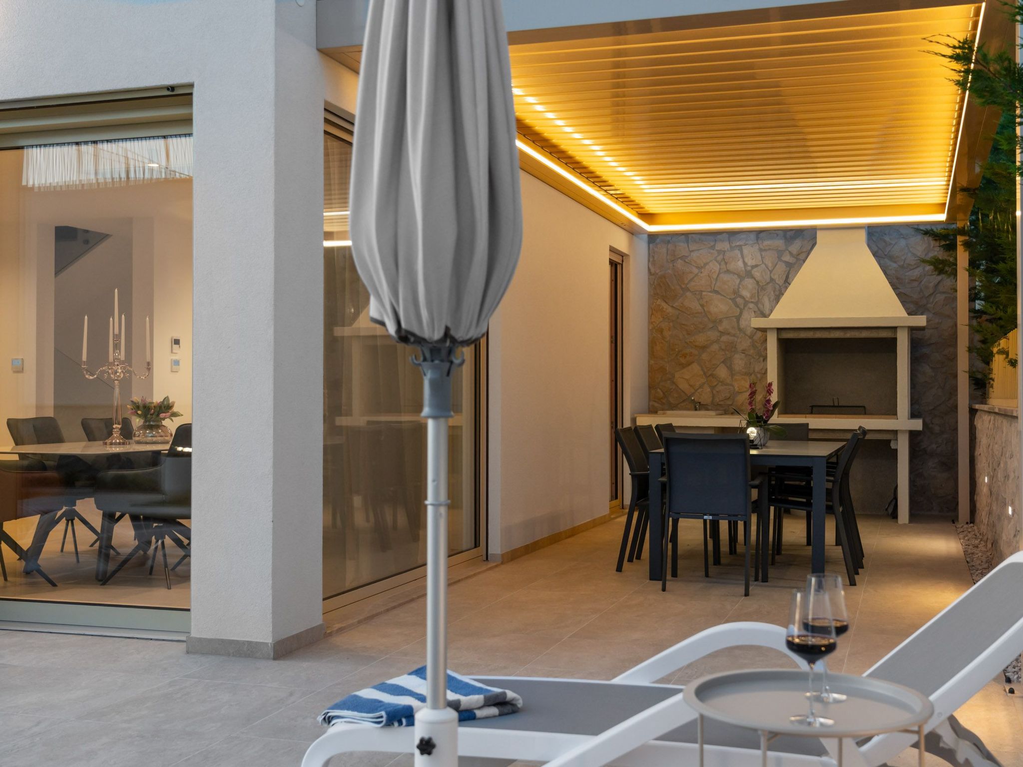 Neue Villa Adore-Binnen