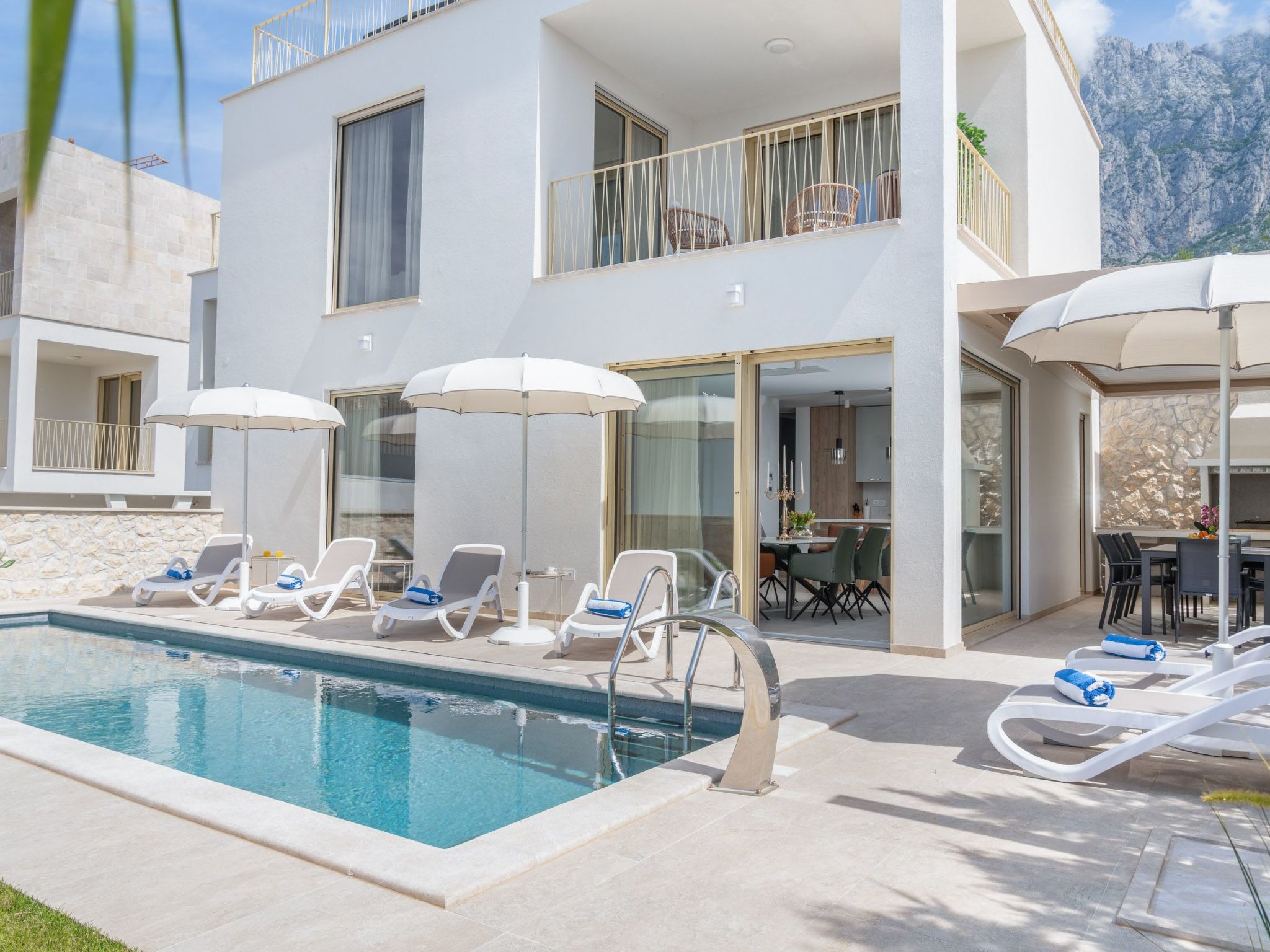 Neue Villa Adore-Binnen