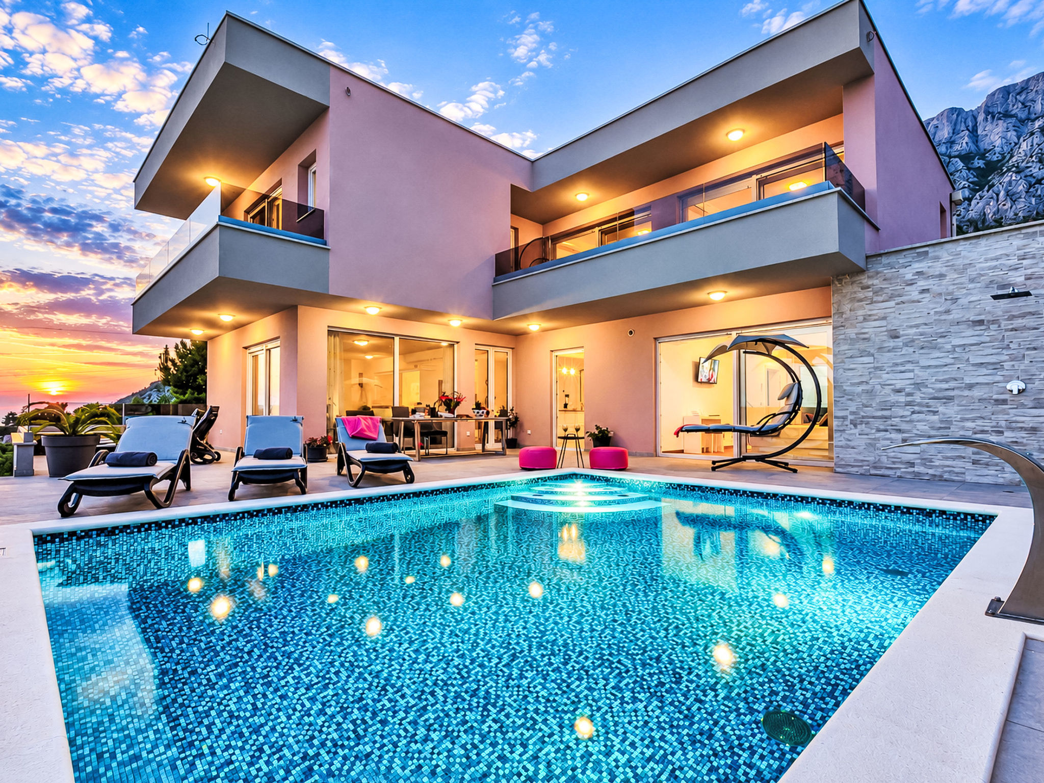 Villa mit beheiztem Pool und fünf Schlafzimmer