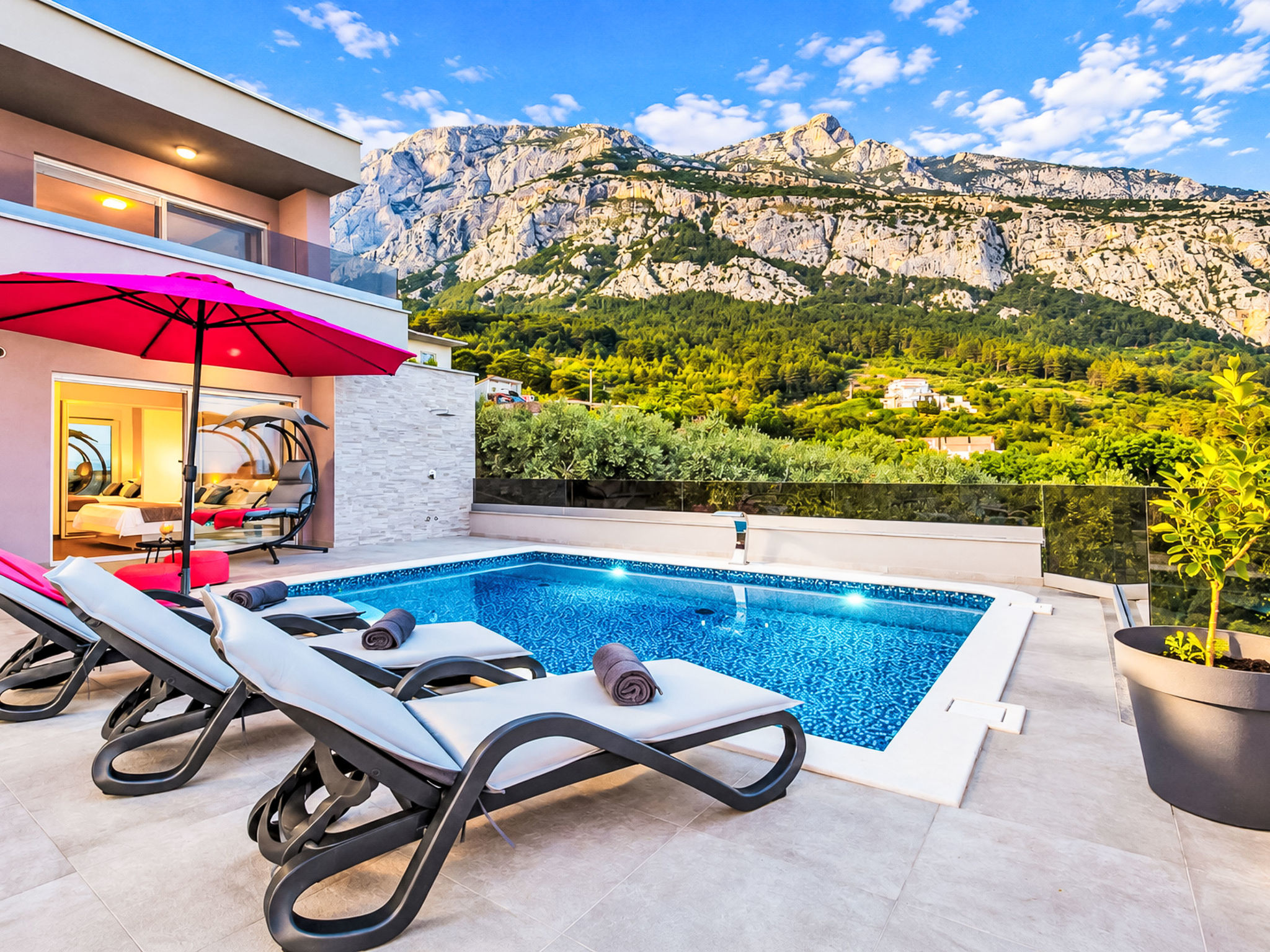 Villa mit beheiztem Pool und fünf Schlafzimmer - Buiten