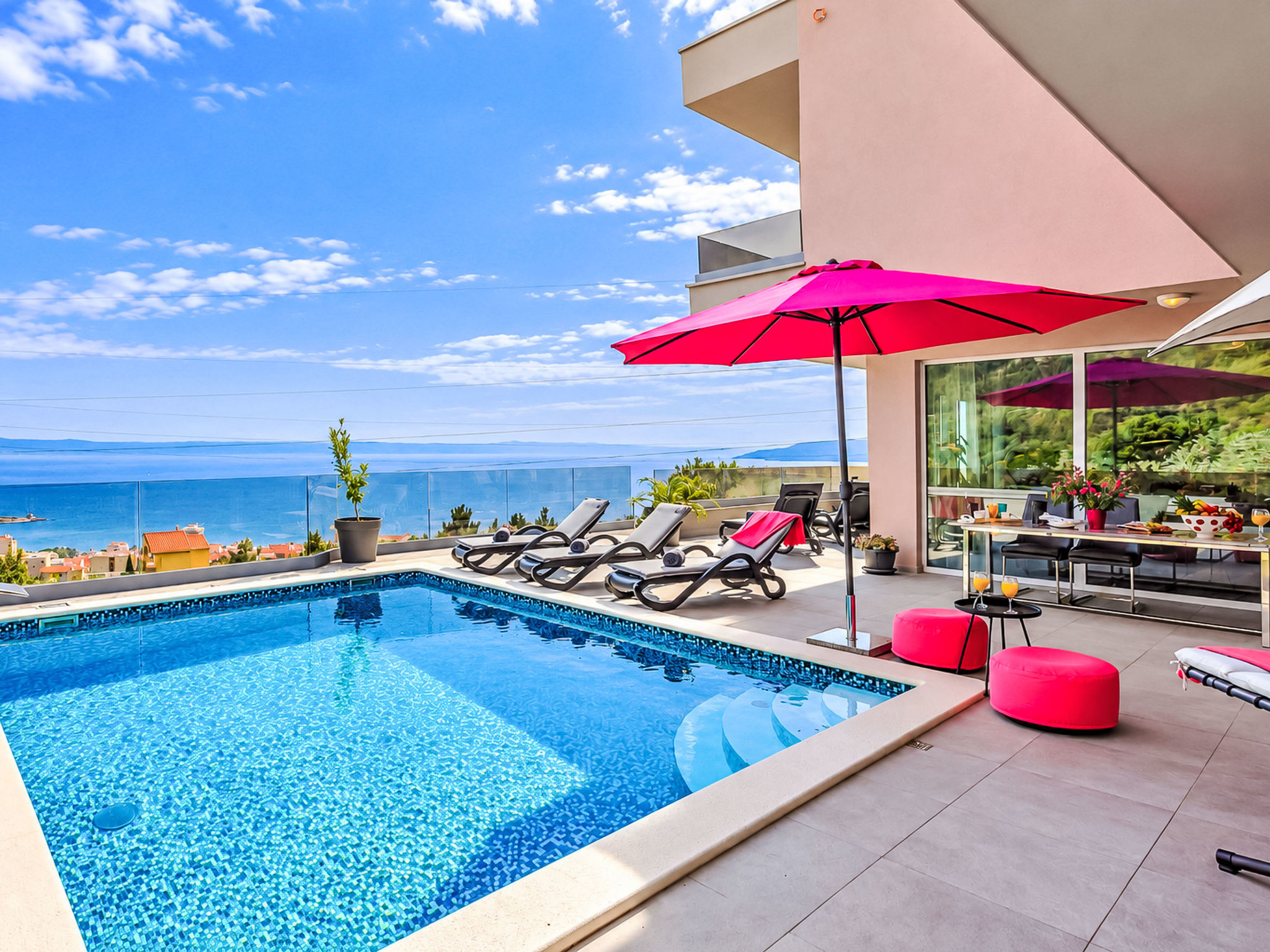 Villa mit beheiztem Pool und fünf Schlafzimmer - Buiten