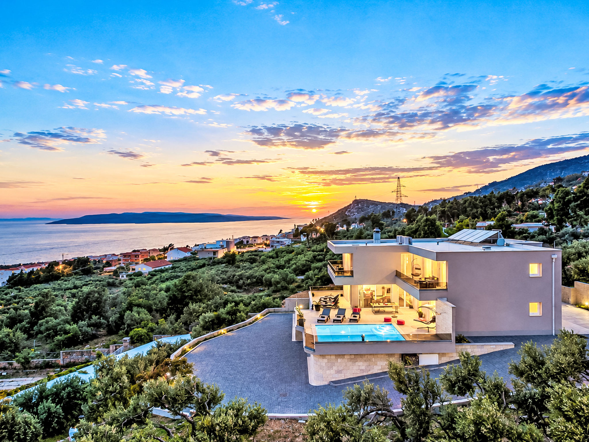 Villa mit beheiztem Pool und fünf Schlafzimmer - Buiten