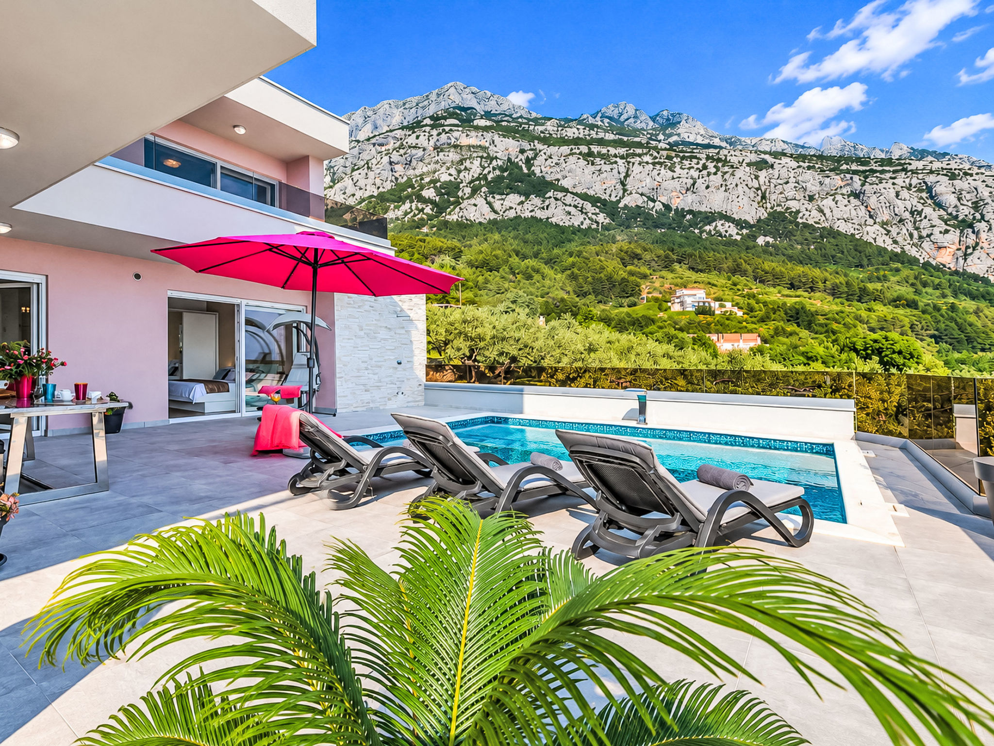 Villa mit beheiztem Pool und fünf Schlafzimmer - Buiten