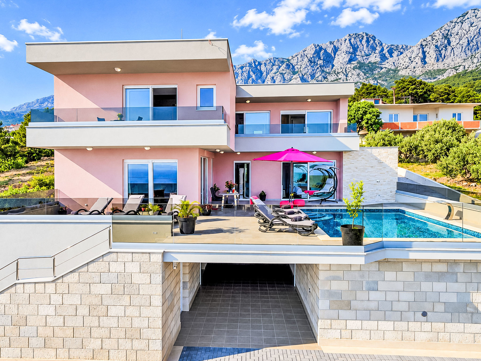 Villa mit beheiztem Pool und fünf Schlafzimmer - Buiten