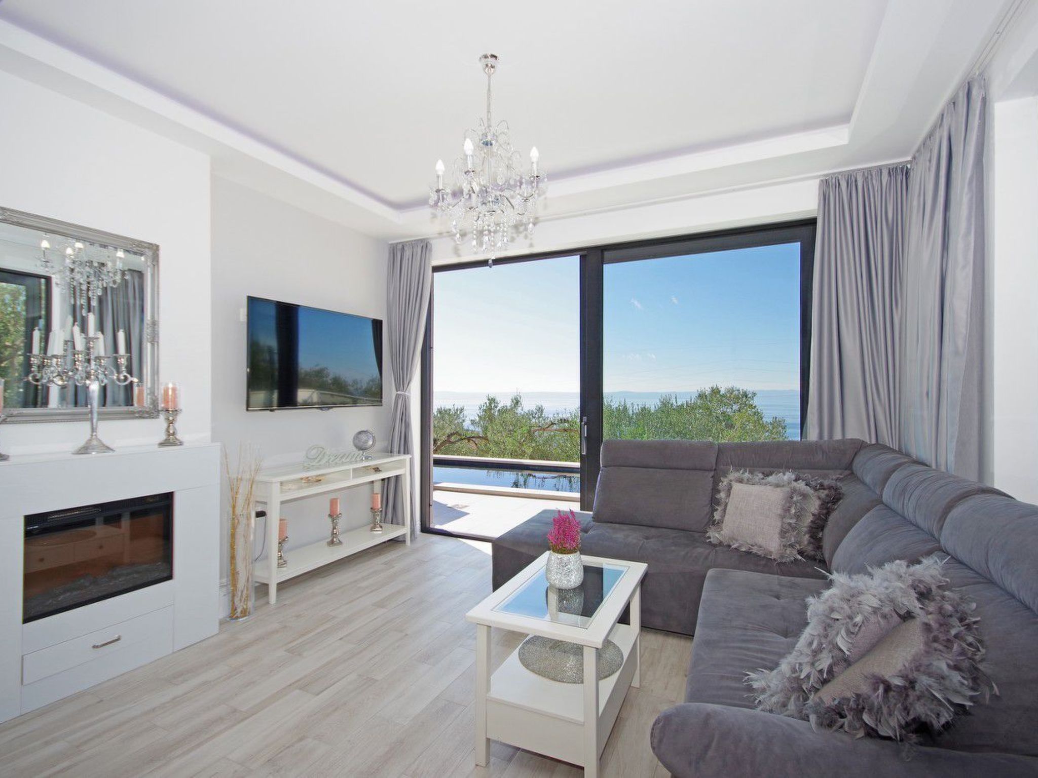 In Makarska mit Schöner Terrasse-Inside