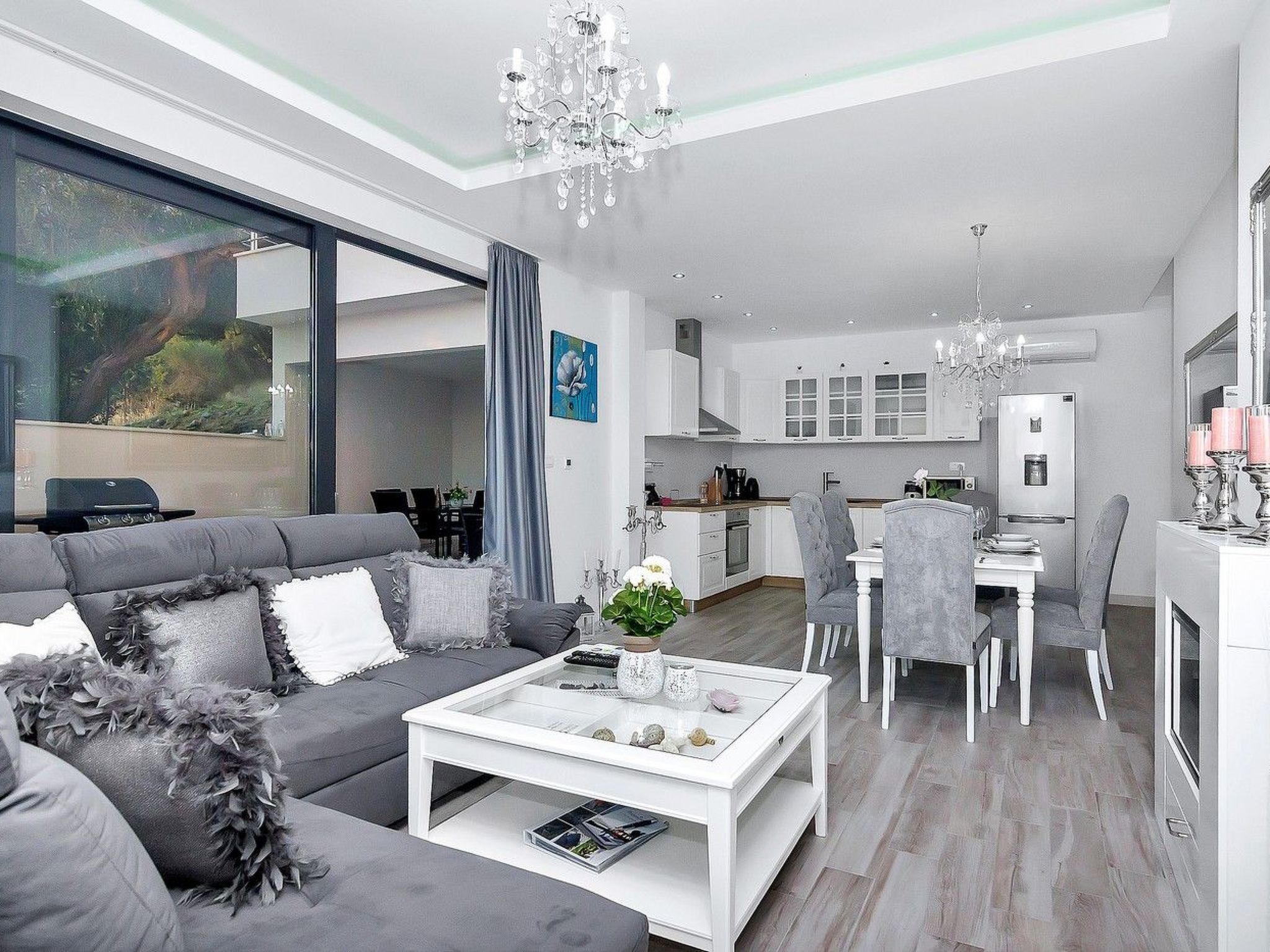 In Makarska mit Schöner Terrasse-Inside