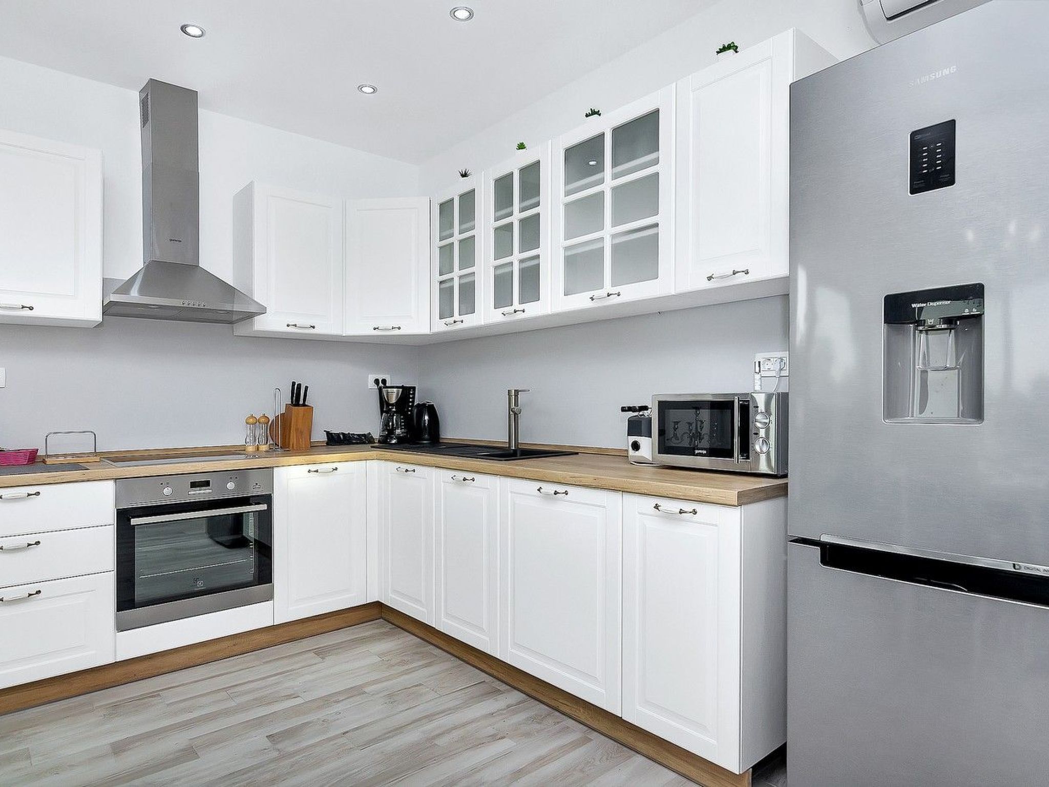 In Makarska mit Schöner Terrasse-Inside