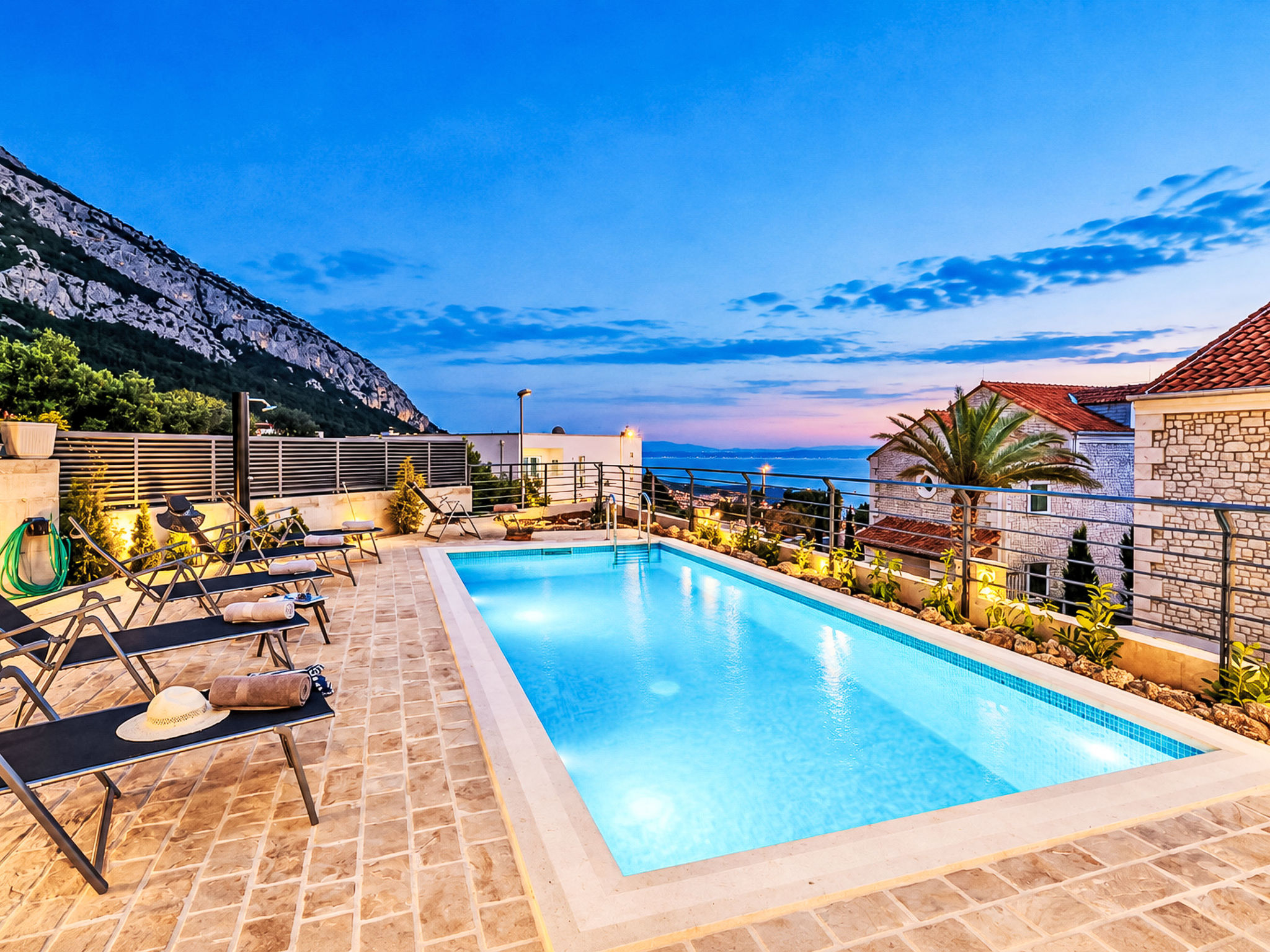 Moderne Villa Smart mit Pool und Meerblick - Buiten