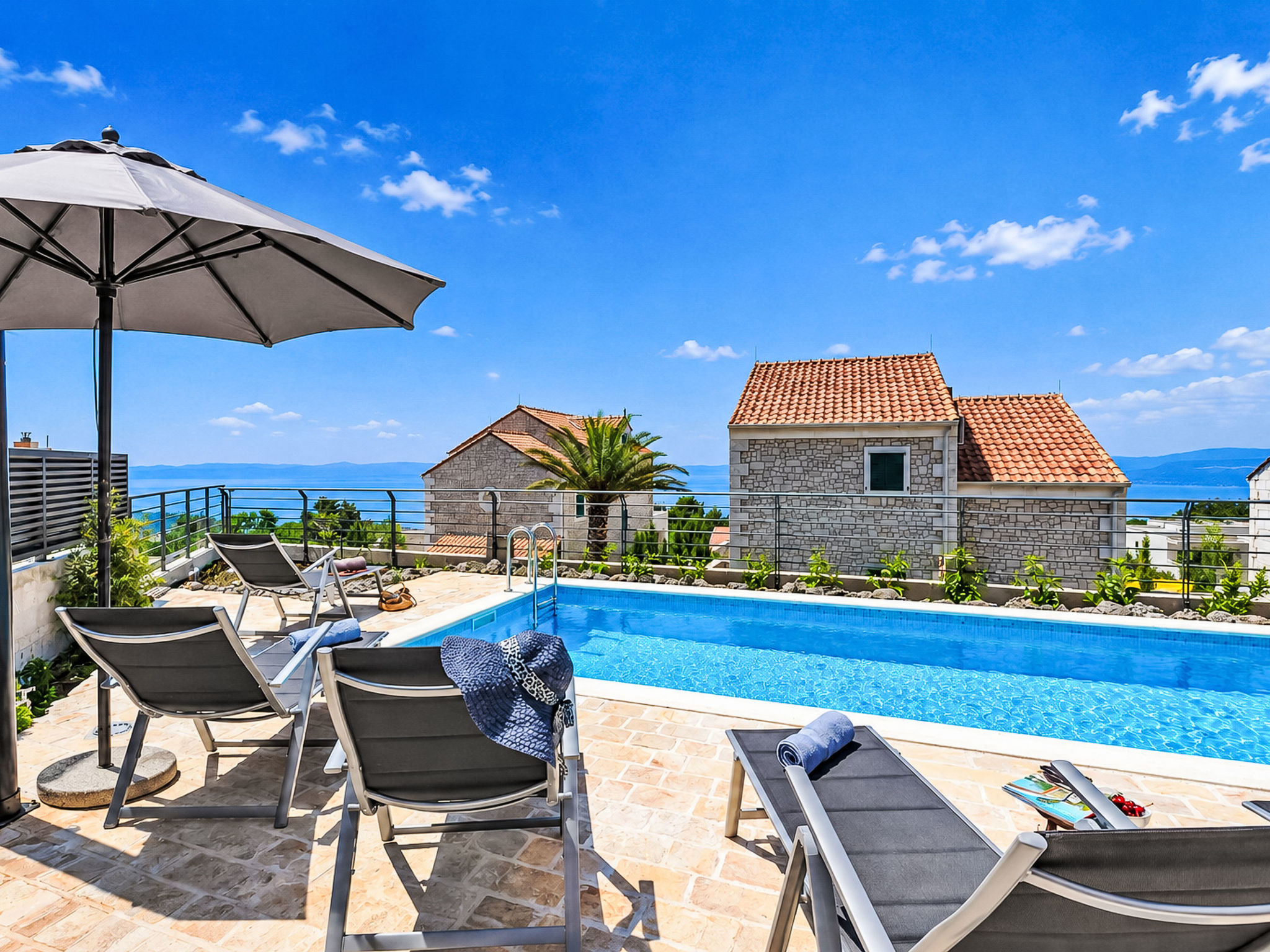 Moderne Villa Smart mit Pool und Meerblick - Buiten