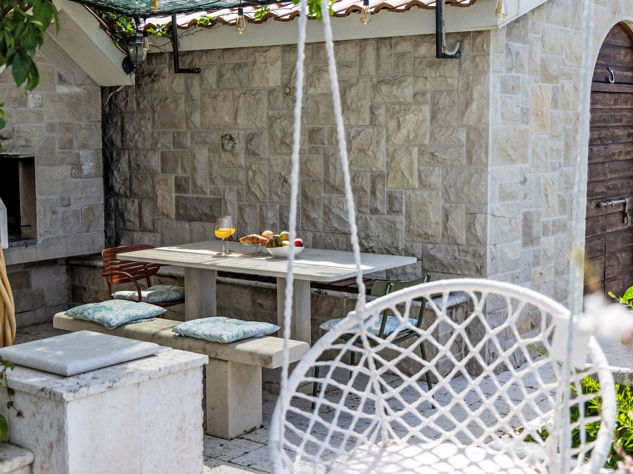 Villa Kety mit Pool - Buiten