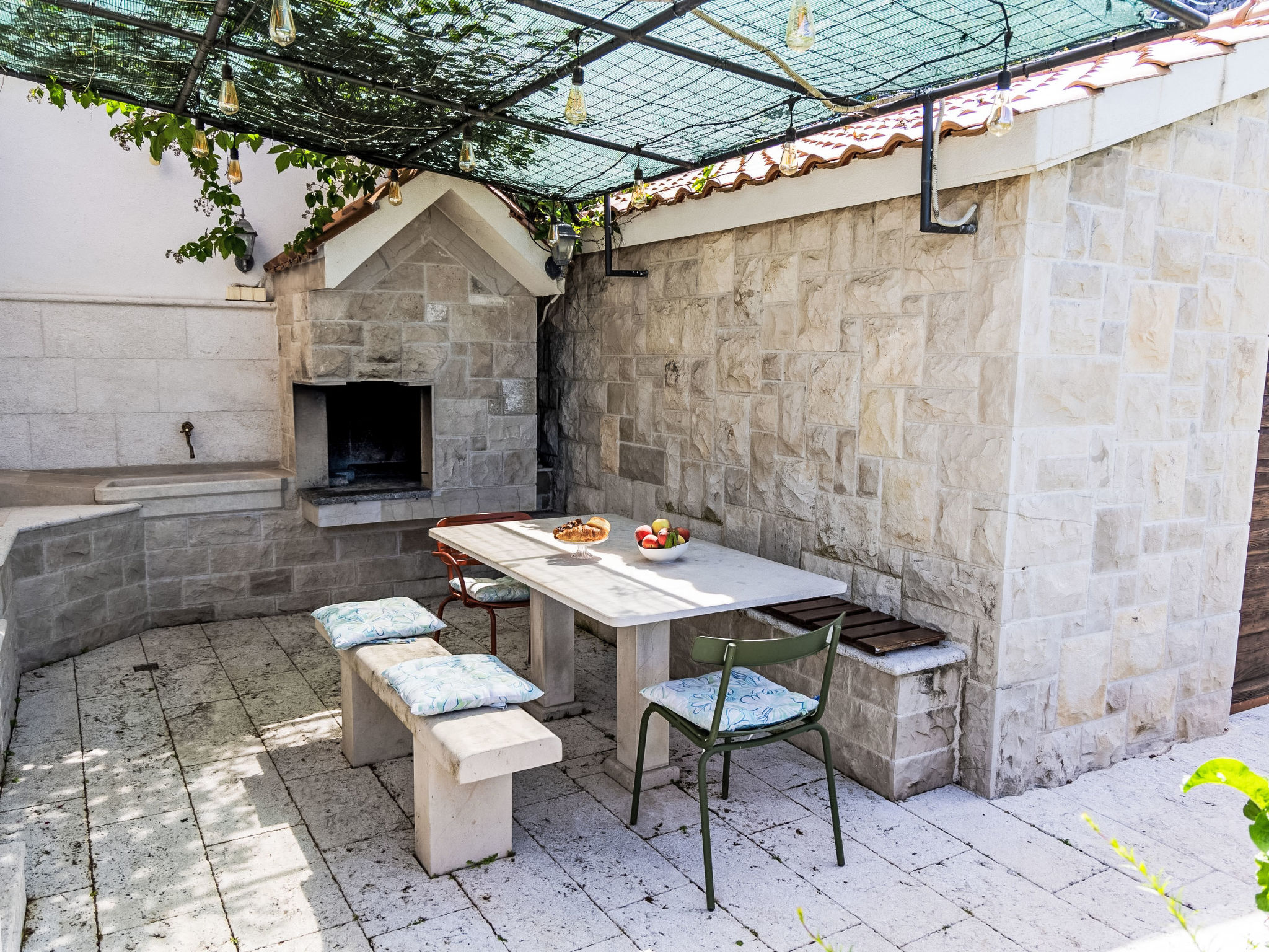 Villa Kety mit Pool - Buiten