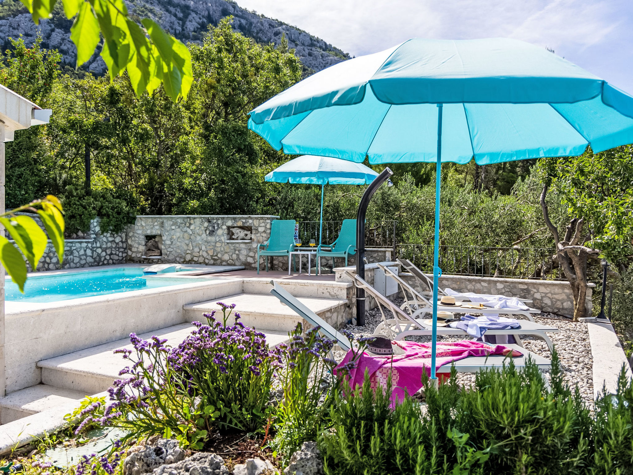 Villa Kety mit Pool - Buiten