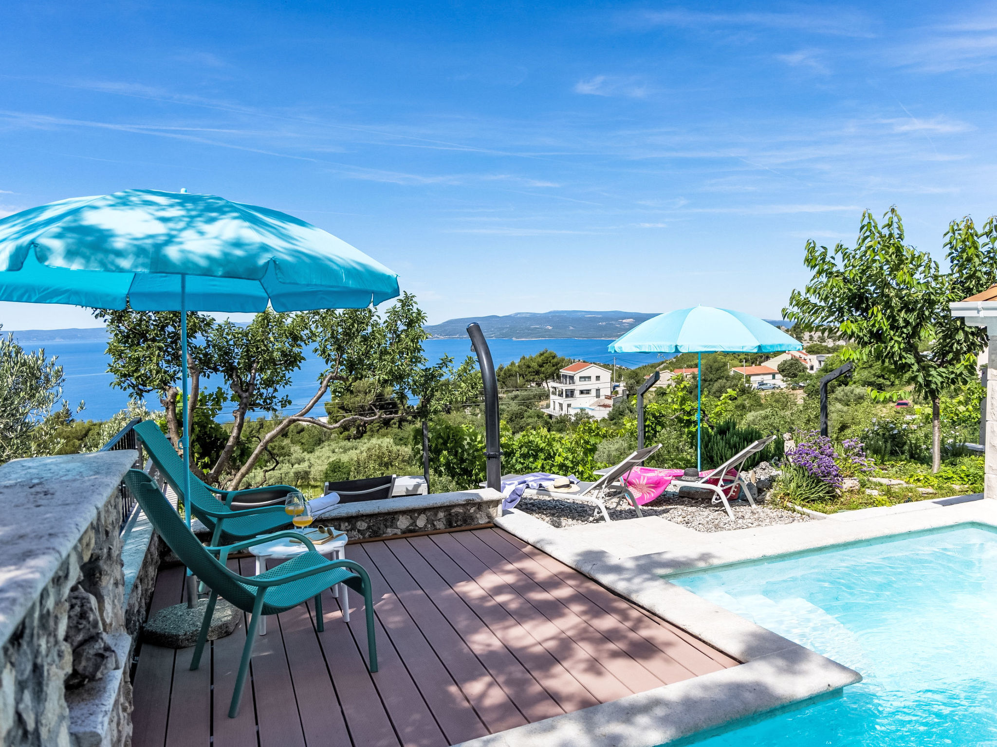 Villa Kety mit Pool - Buiten