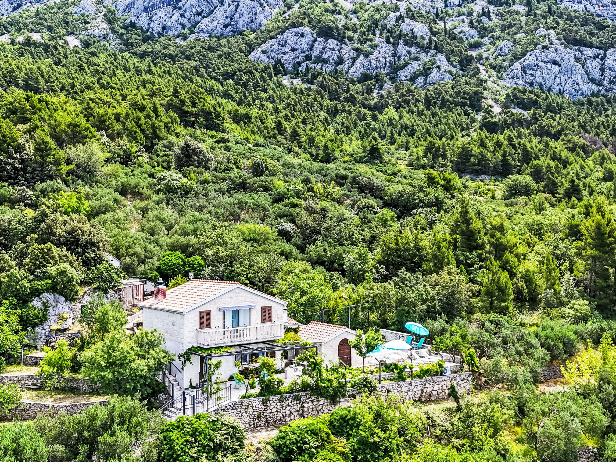 Villa Kety mit Pool - Buiten