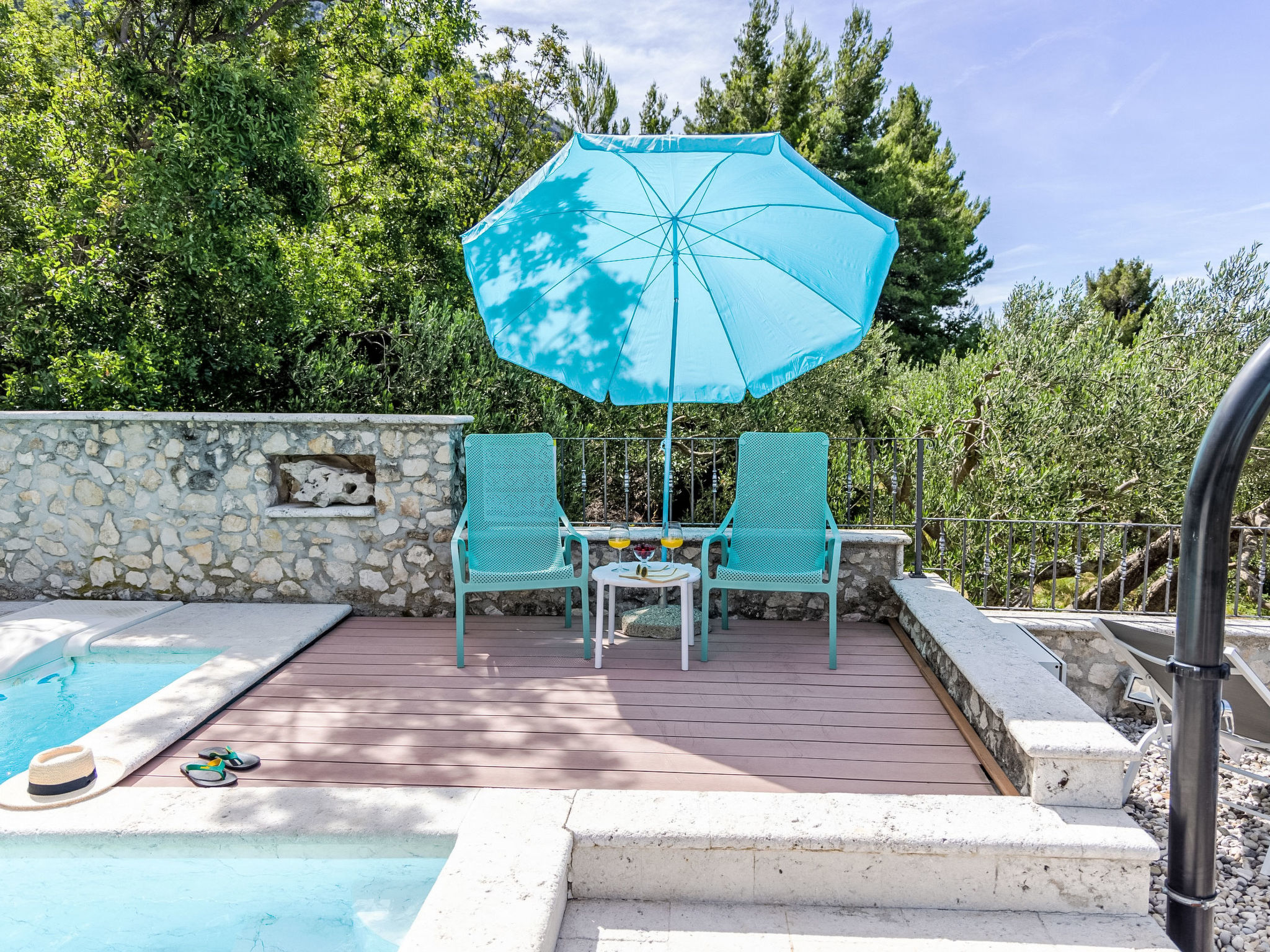 Villa Kety mit Pool - Buiten