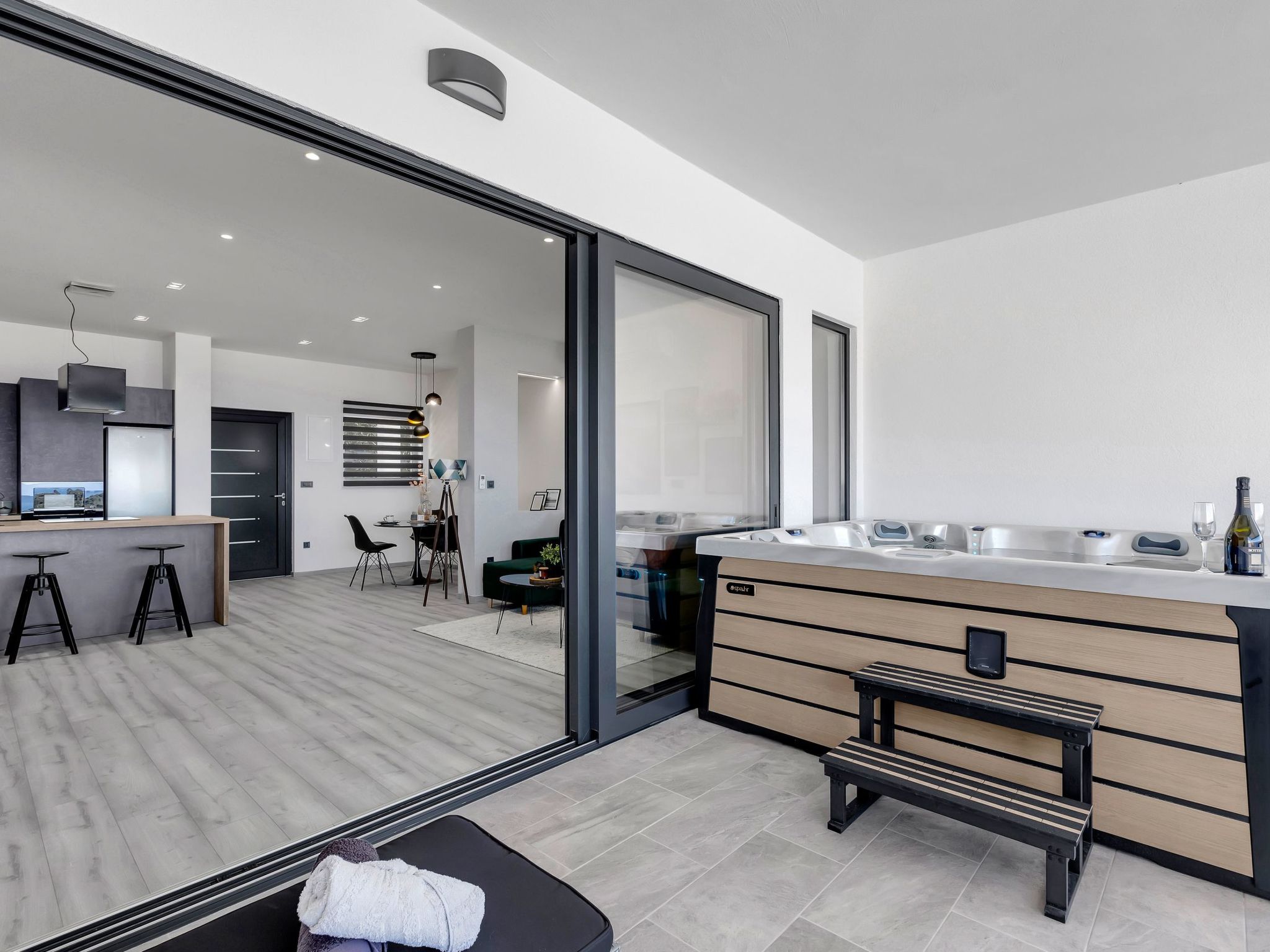 Apartment "Black Pearl"with jacuzzi-Image-tags.info