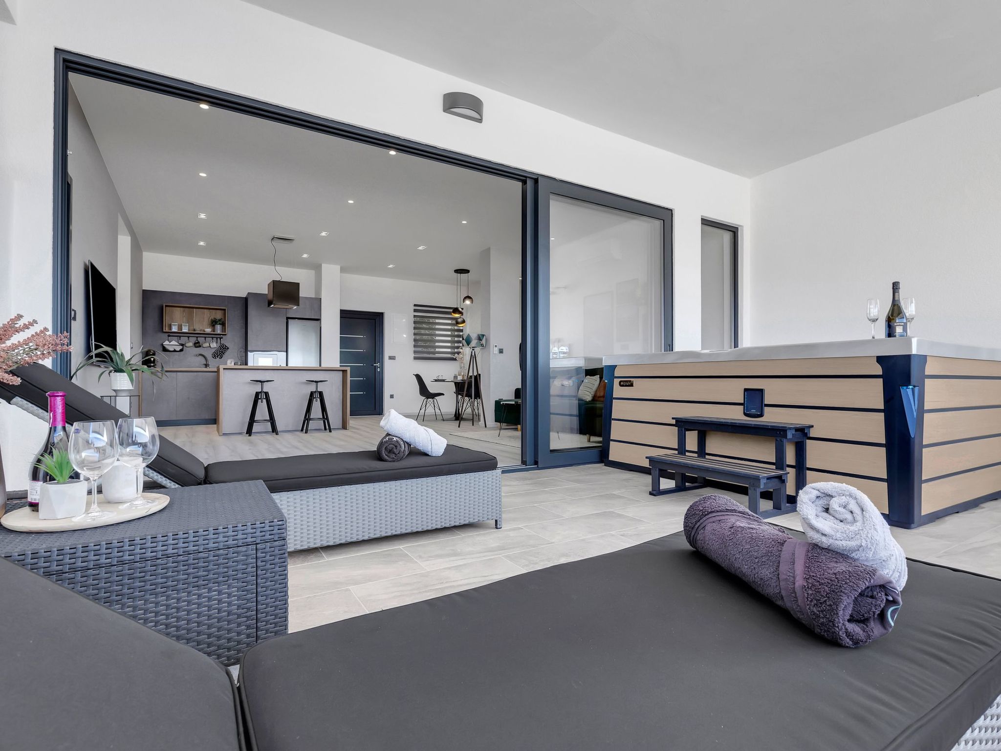 Apartment "Black Pearl"with jacuzzi-Image-tags.info