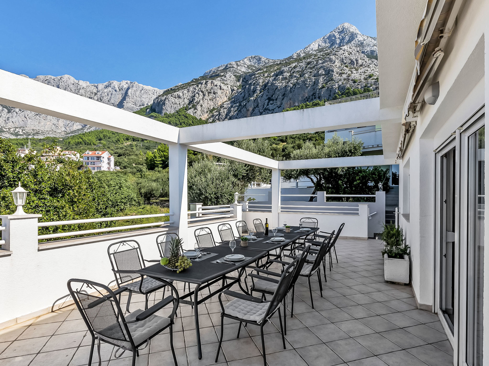 Ozzi mit privatem Pool - Buiten