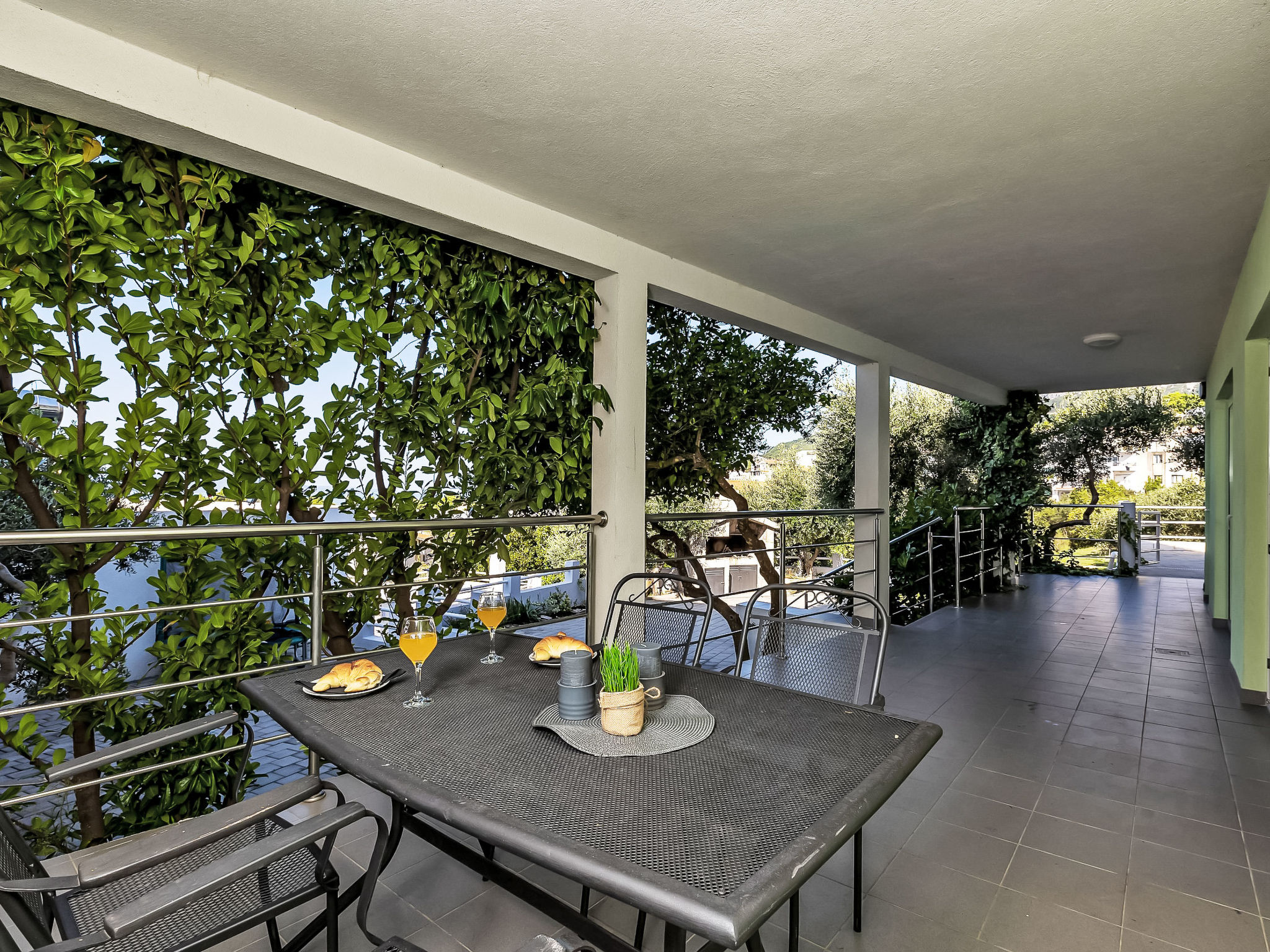 Ozzi mit privatem Pool - Buiten