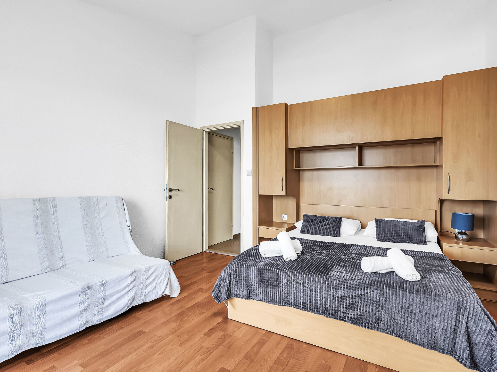 Ozzi mit privatem Pool - Binnen