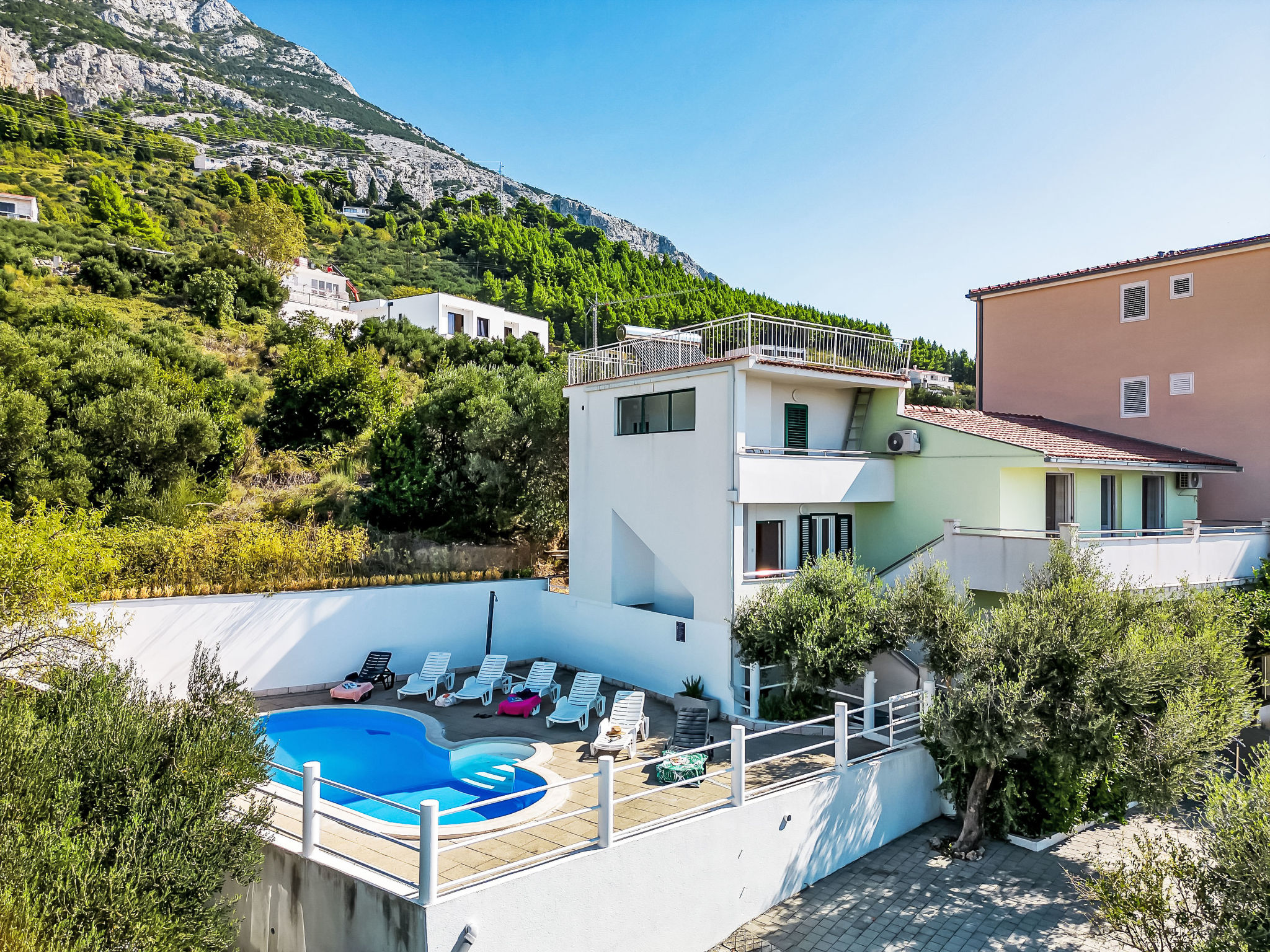Ozzi mit privatem Pool - Buiten