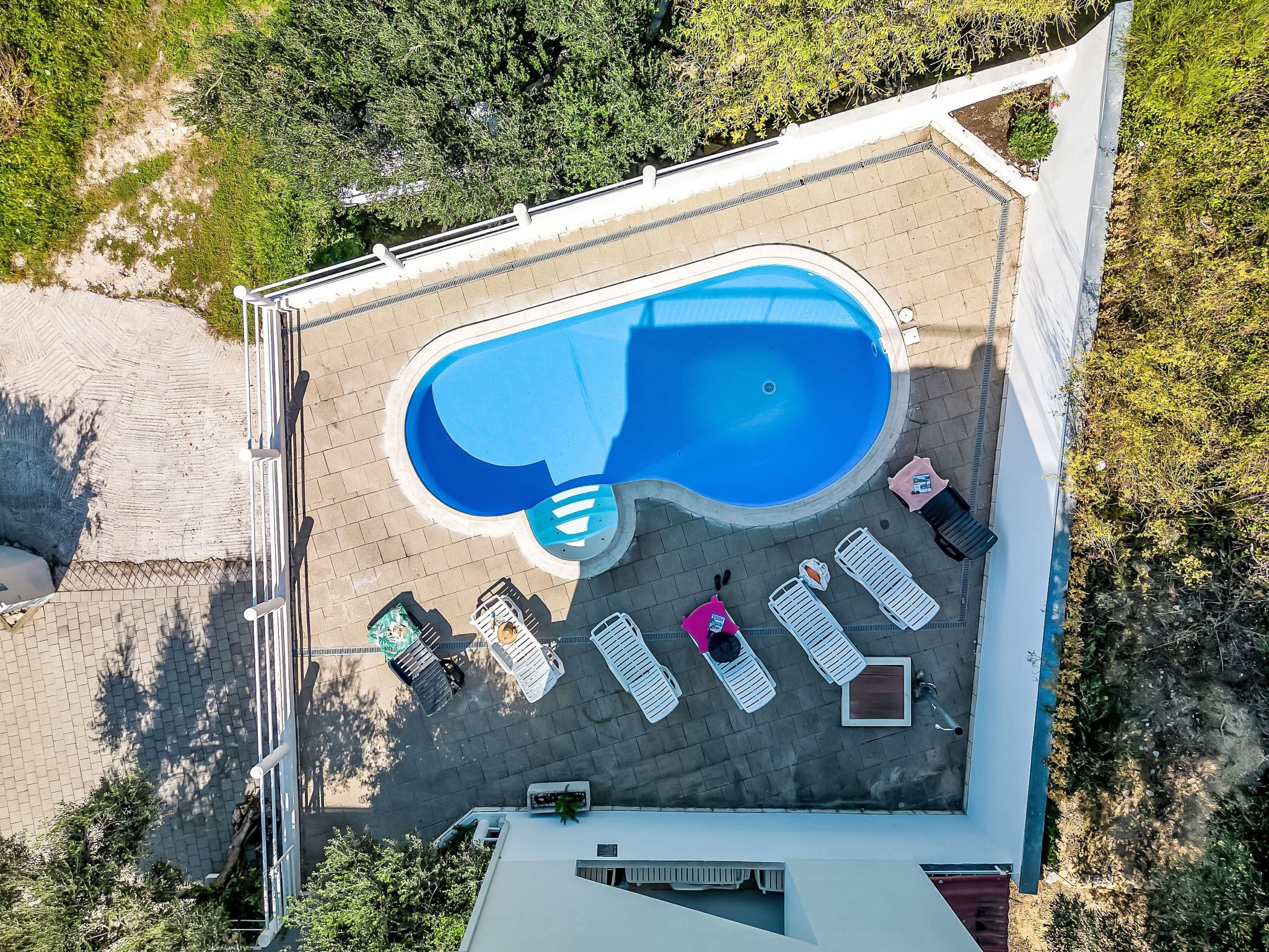 Ozzi mit privatem Pool - Buiten