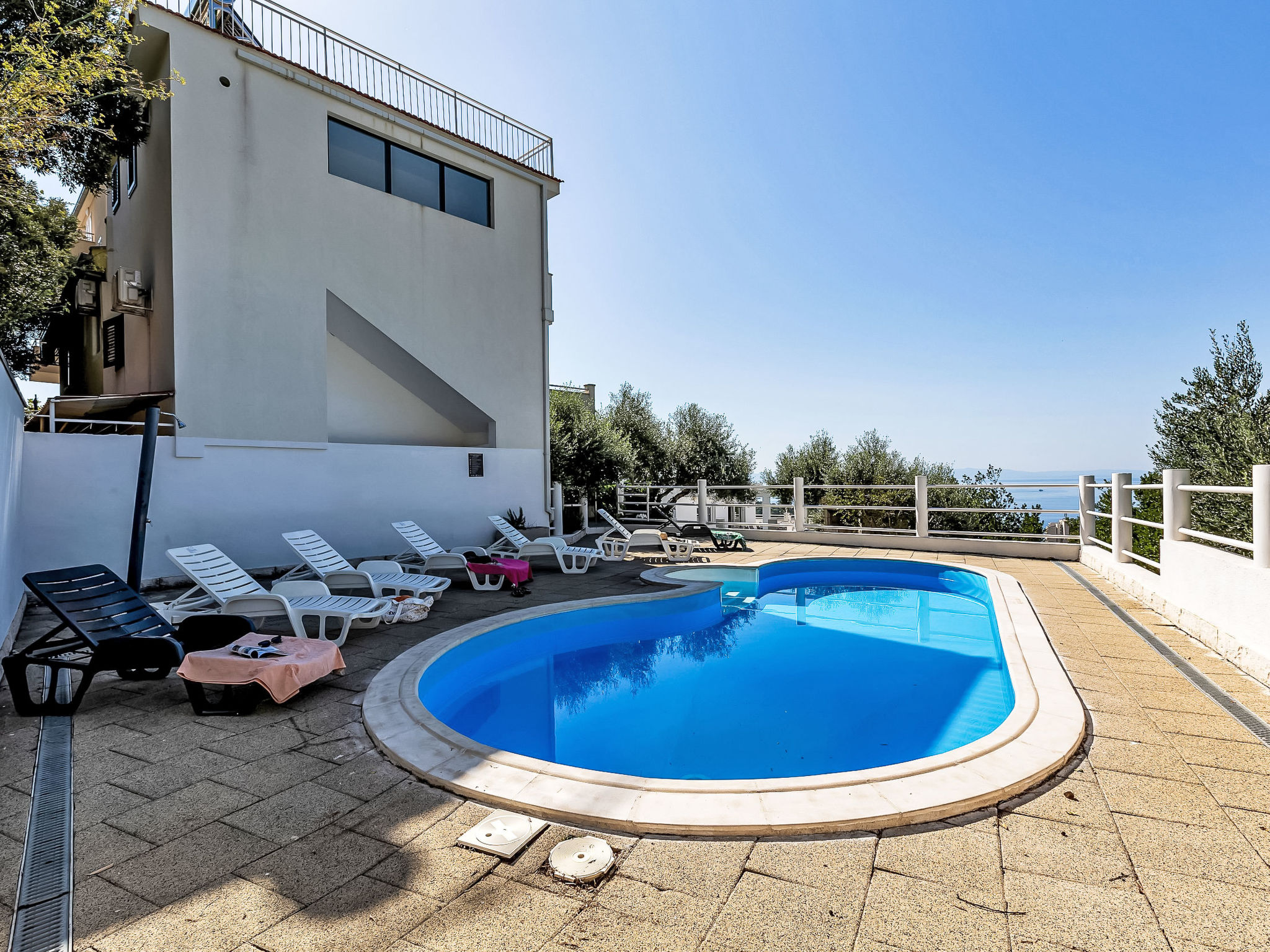 Ozzi mit privatem Pool - Buiten