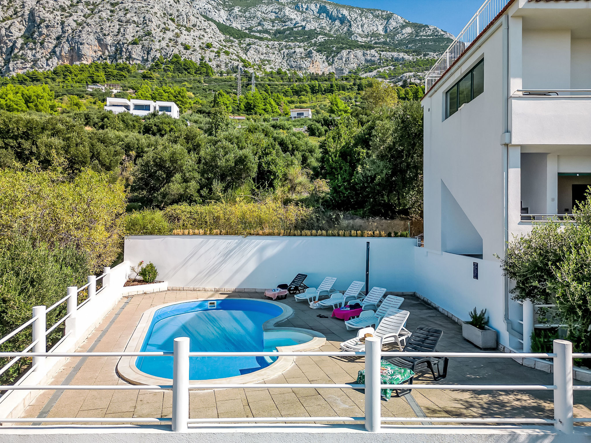 Ozzi mit privatem Pool - Buiten