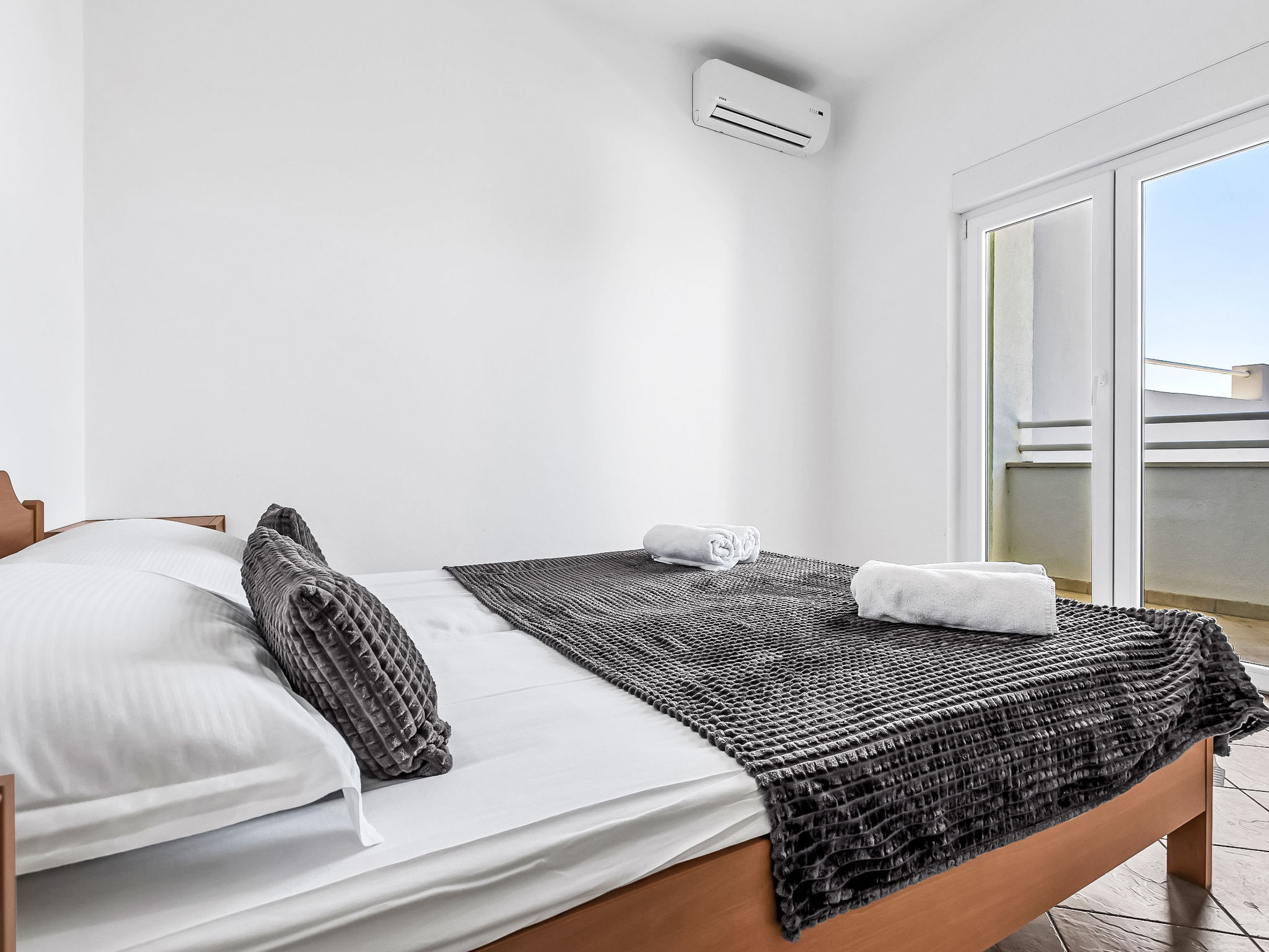 Ozzi mit privatem Pool - Binnen