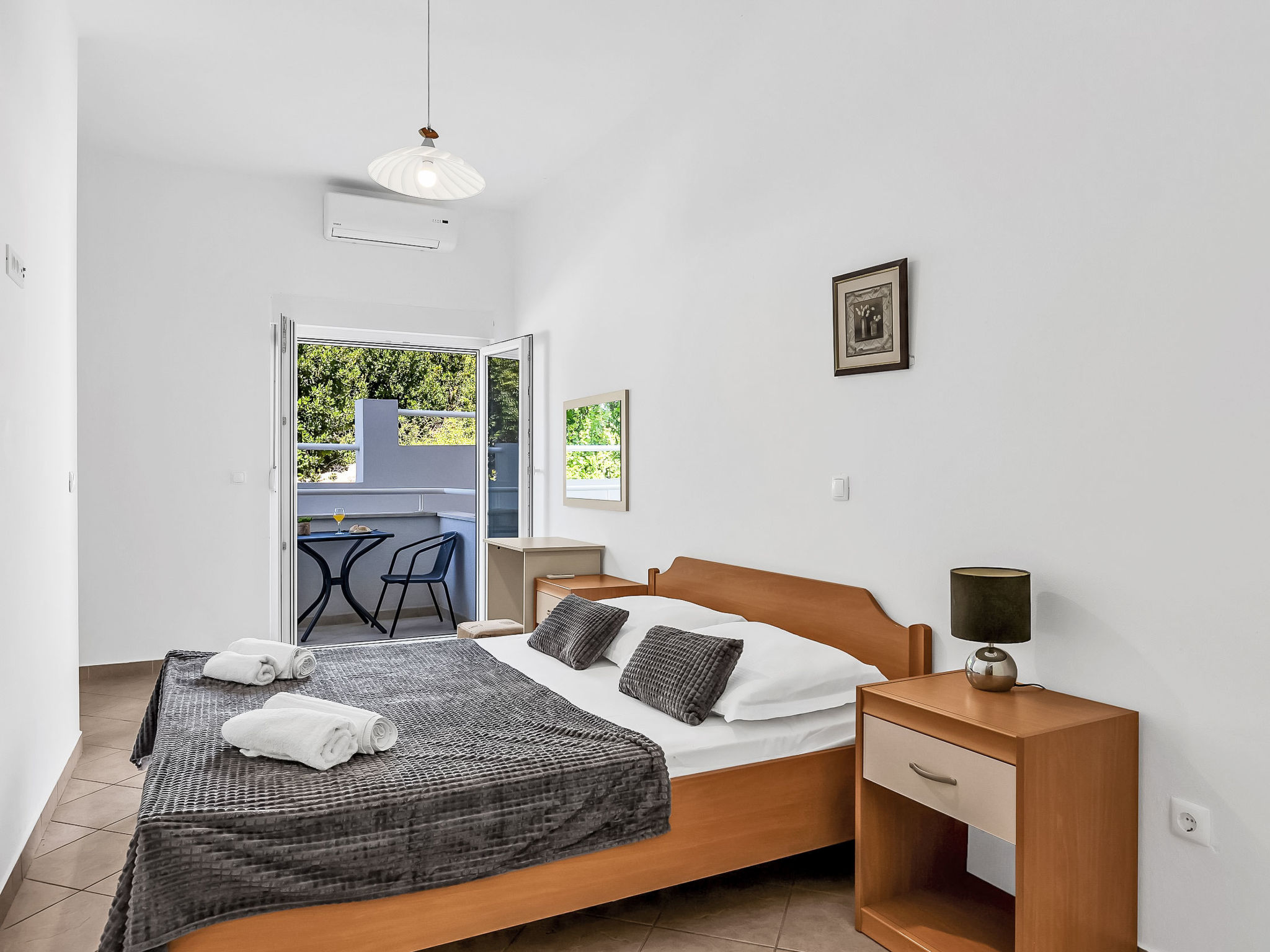 Ozzi mit privatem Pool - Binnen