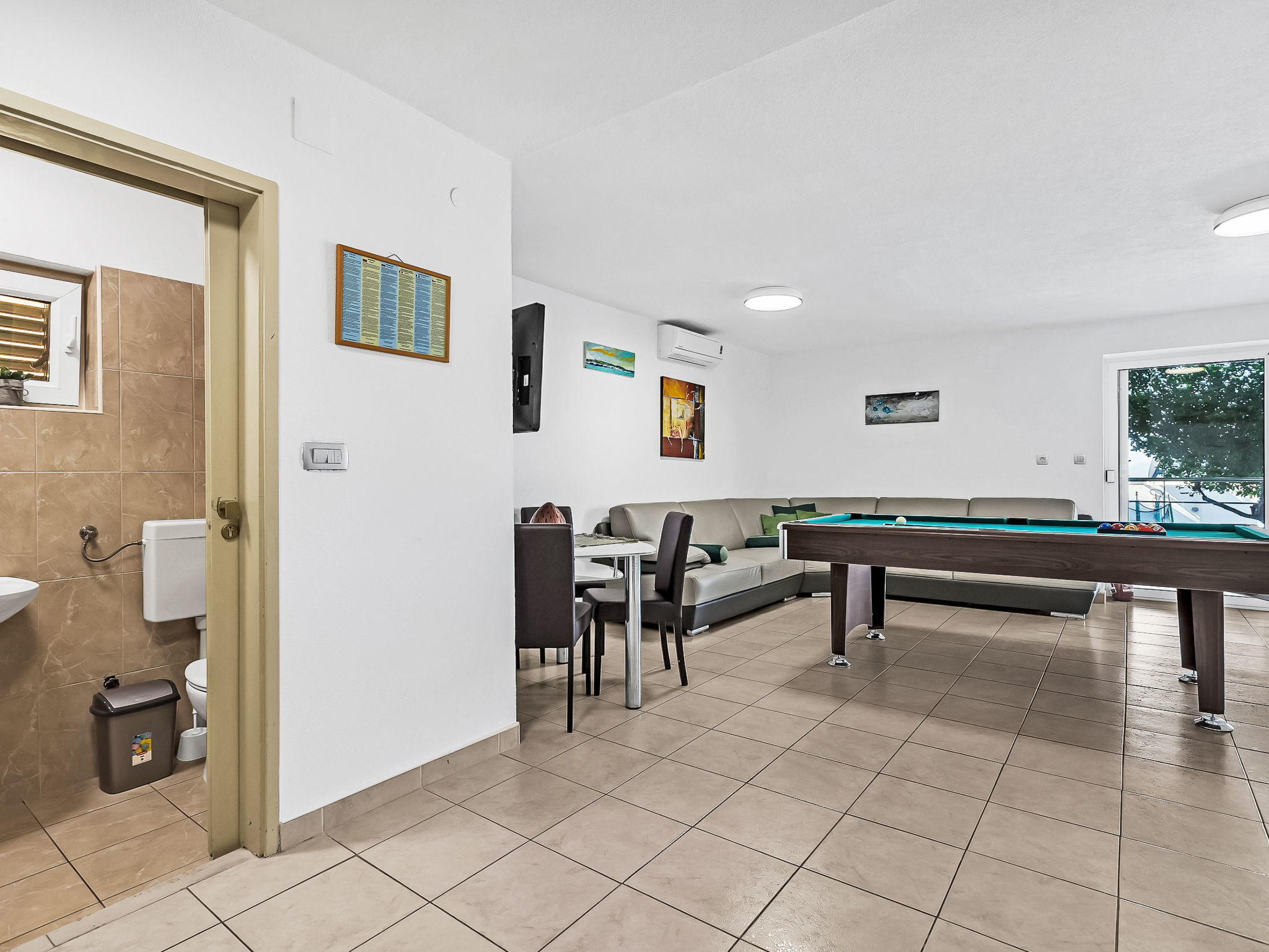 Ozzi mit privatem Pool - Binnen