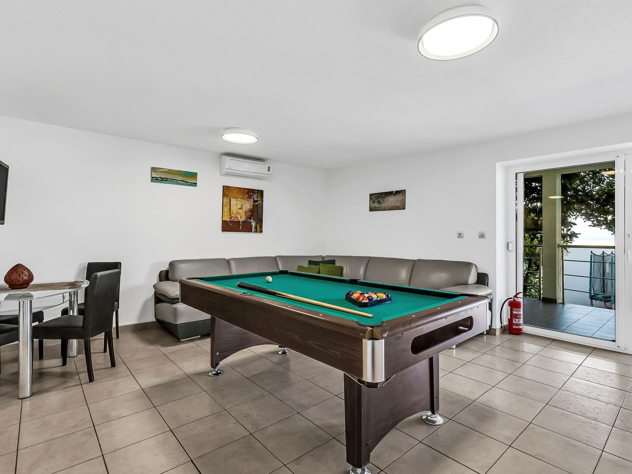 Ozzi mit privatem Pool