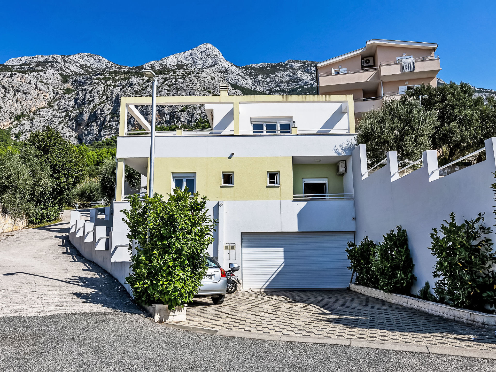Ozzi mit privatem Pool - Buiten