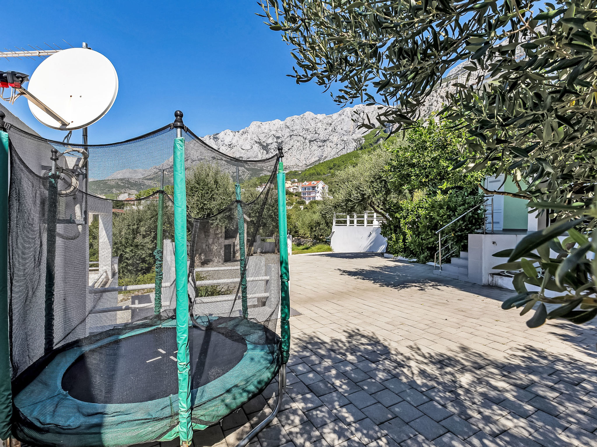 Ozzi mit privatem Pool - Buiten