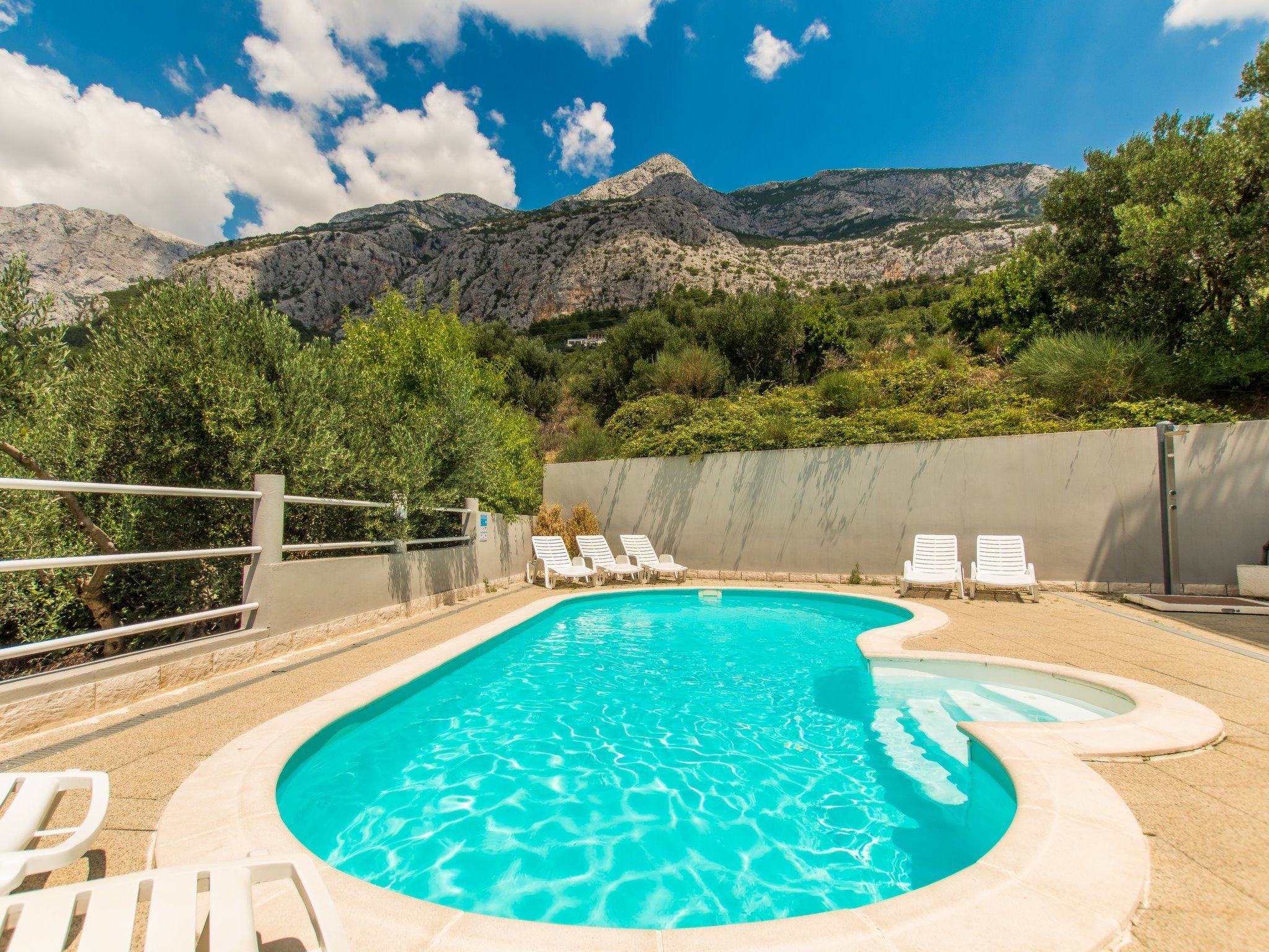 Ozzi mit privatem Pool-Outside