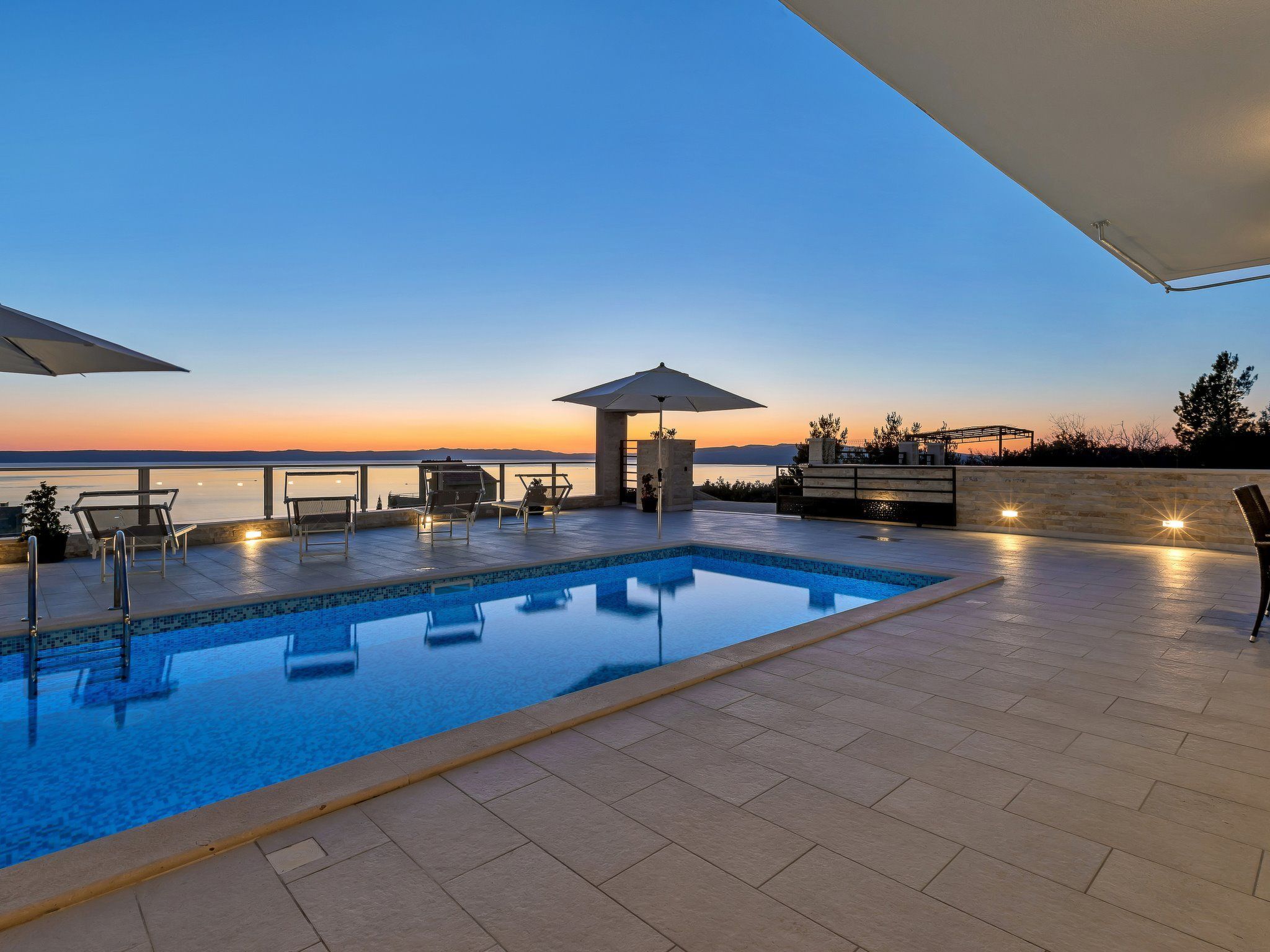 Villa Infinite mit Schwimmbad und Meerblick