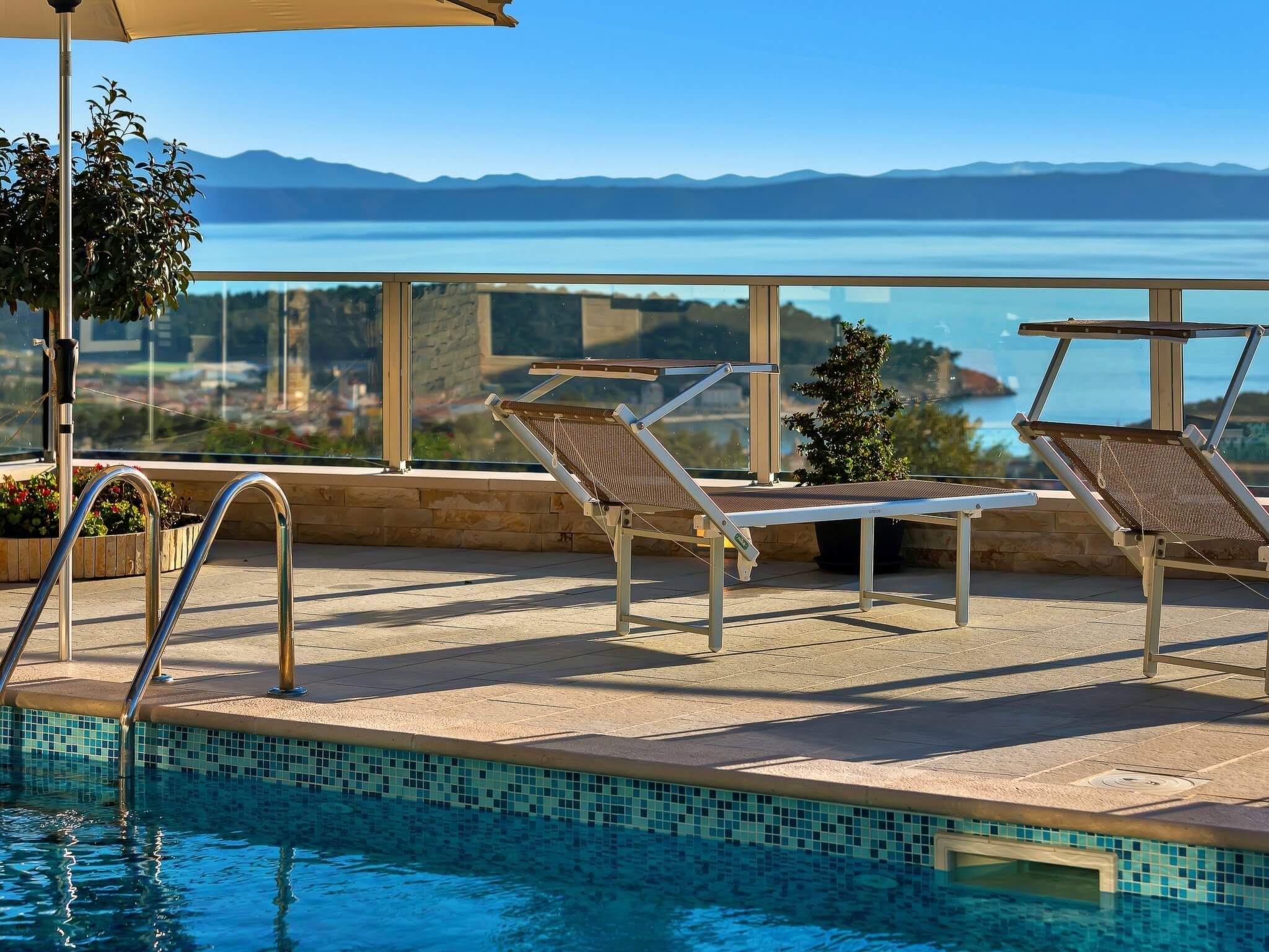 Villa Infinite mit Schwimmbad und Meerblick-Image-tags.info