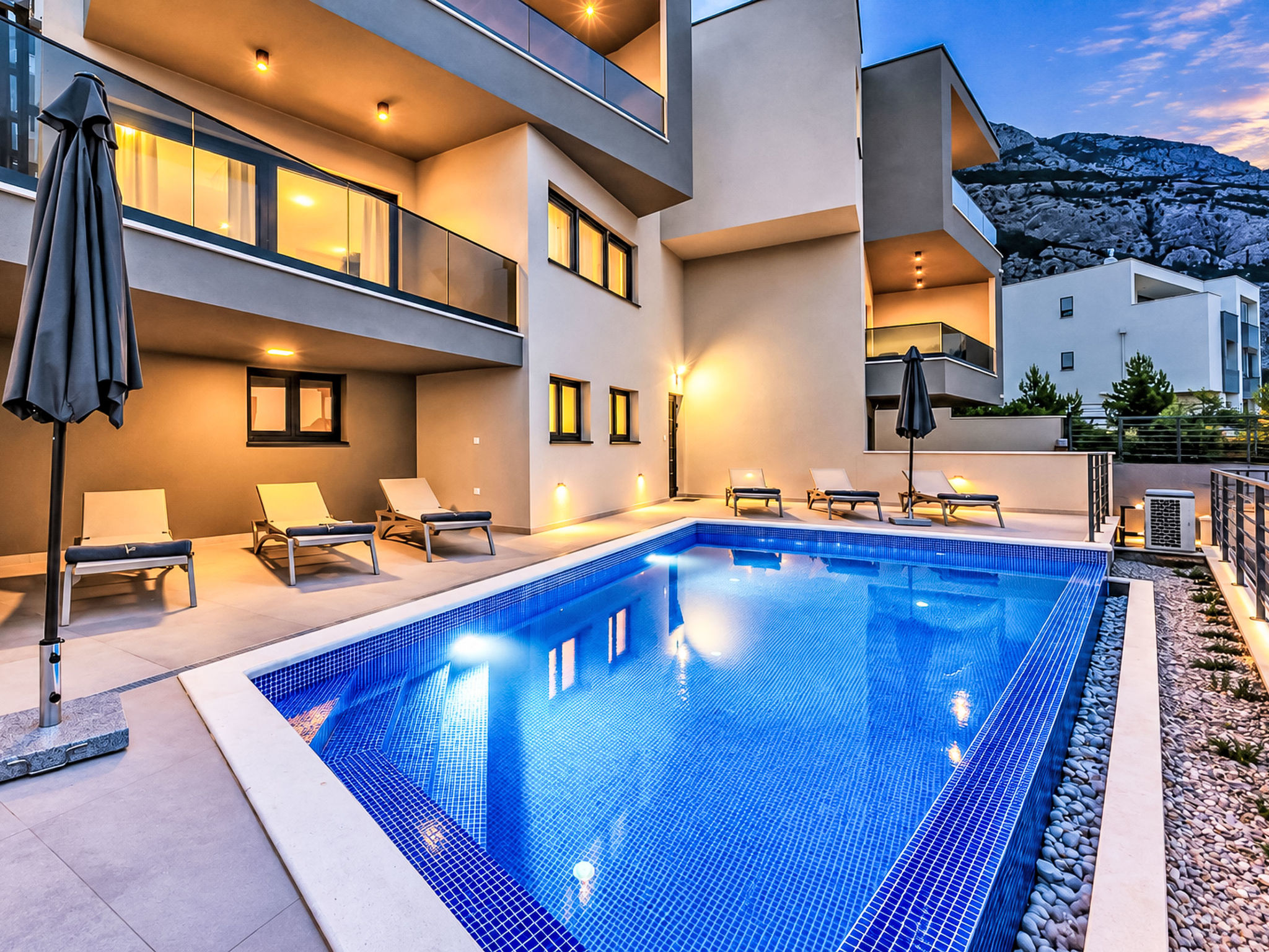 Villa Vip in Makarska mit beheiztem Pool und 4 Schafzimmern — Pool Outdoor (4 of 23)