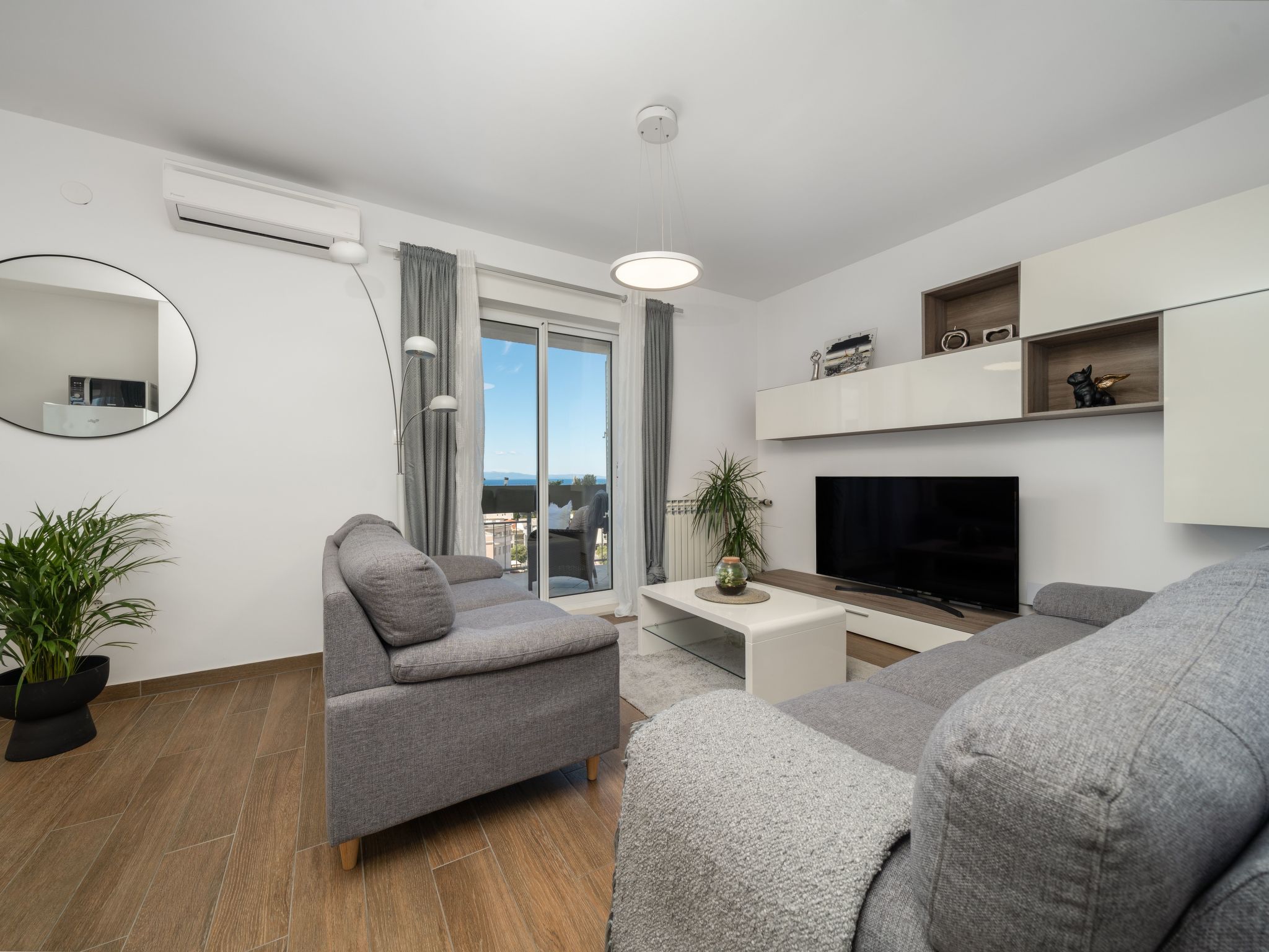 Ana mit atemberaubendem Meerblick