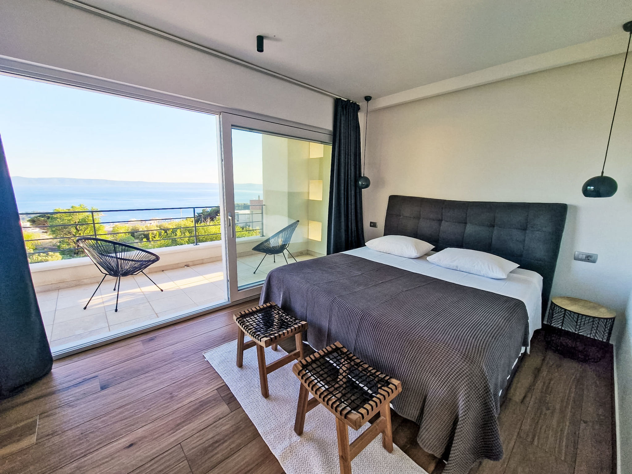 Moderne Villa mit Infinity-Pool im Bergdorf Veliko Brdo