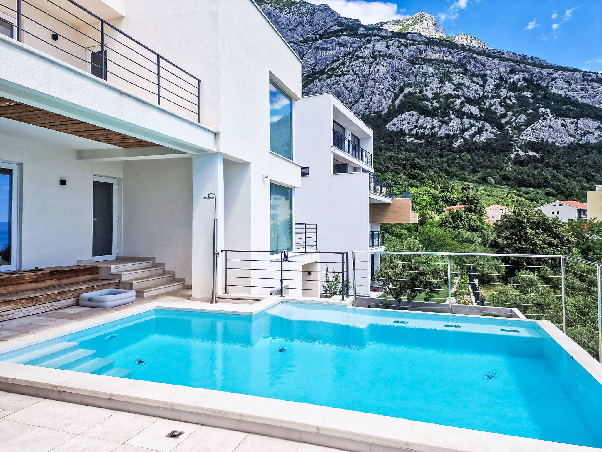 Moderne Villa mit Infinity-Pool im Bergdorf Veliko Brdo - Buiten