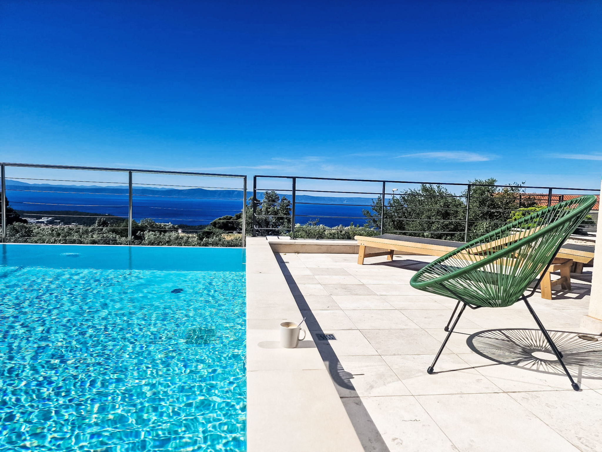 Moderne Villa mit Infinity-Pool im Bergdorf Veliko Brdo - Buiten