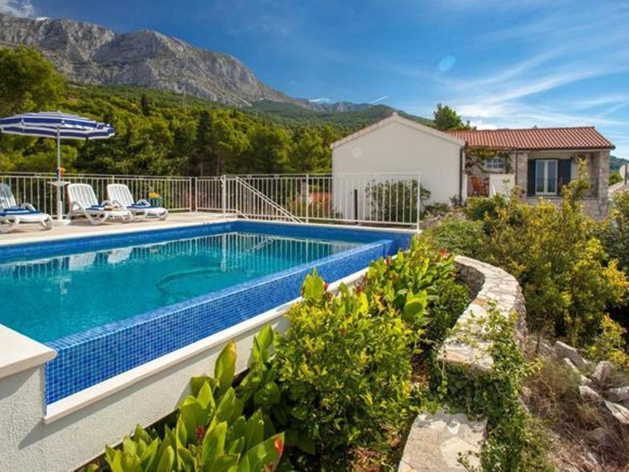 Villa Vanela mit Pool und herrlichem Meerblick-Binnen