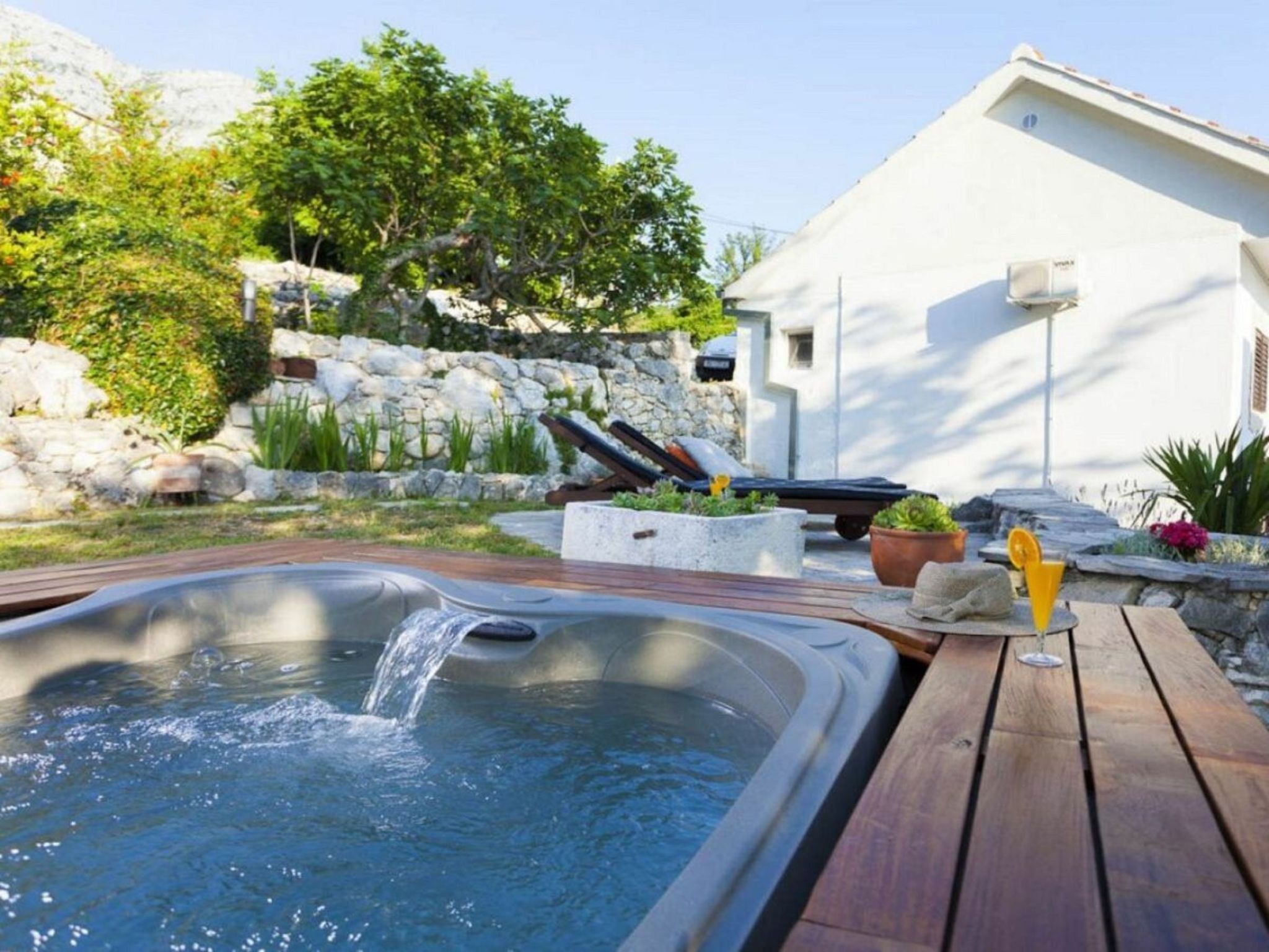 Nona mit Whirpoool und Meerblick