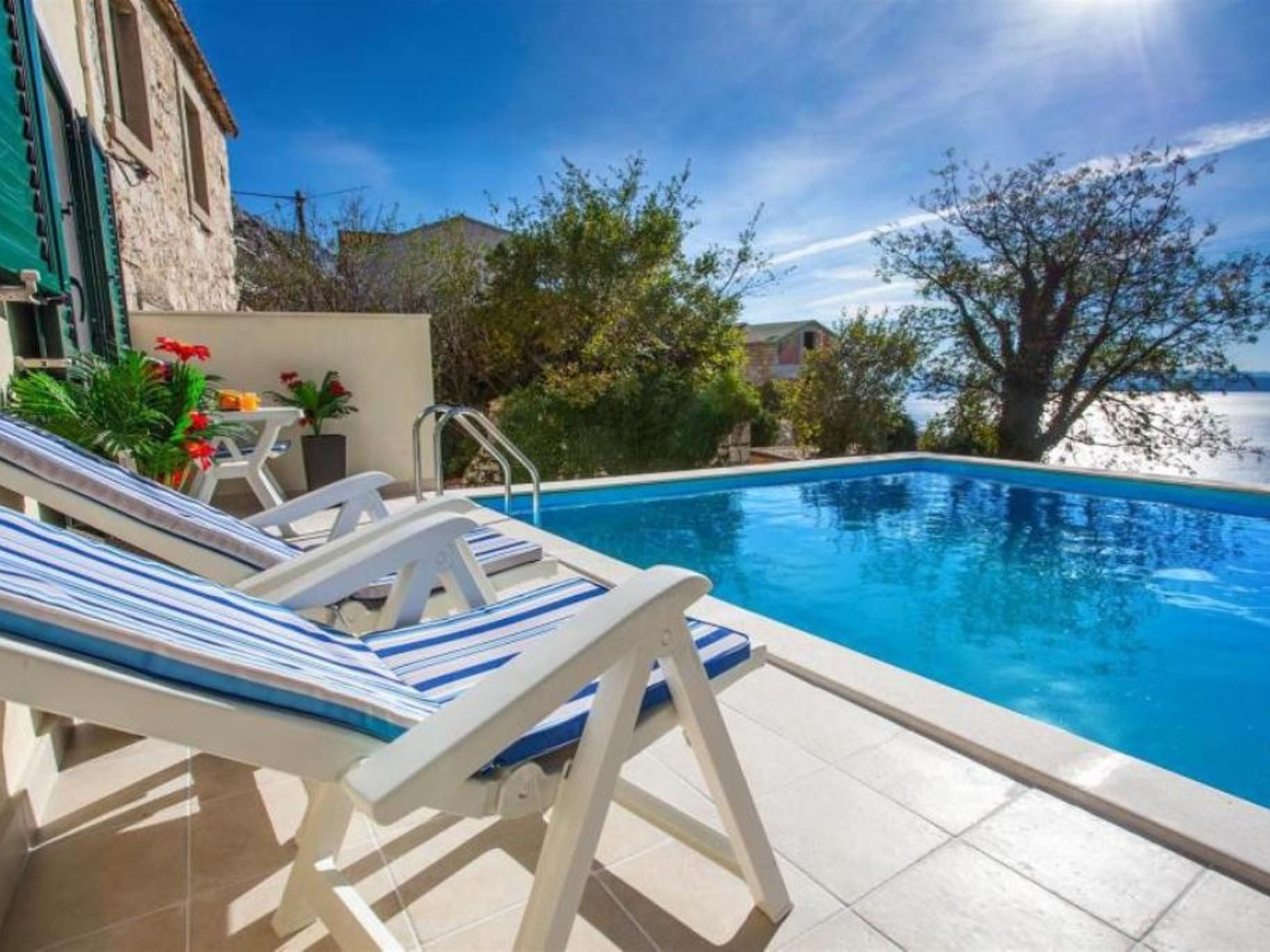 Maja mit Pool und herrlichem Meerblick