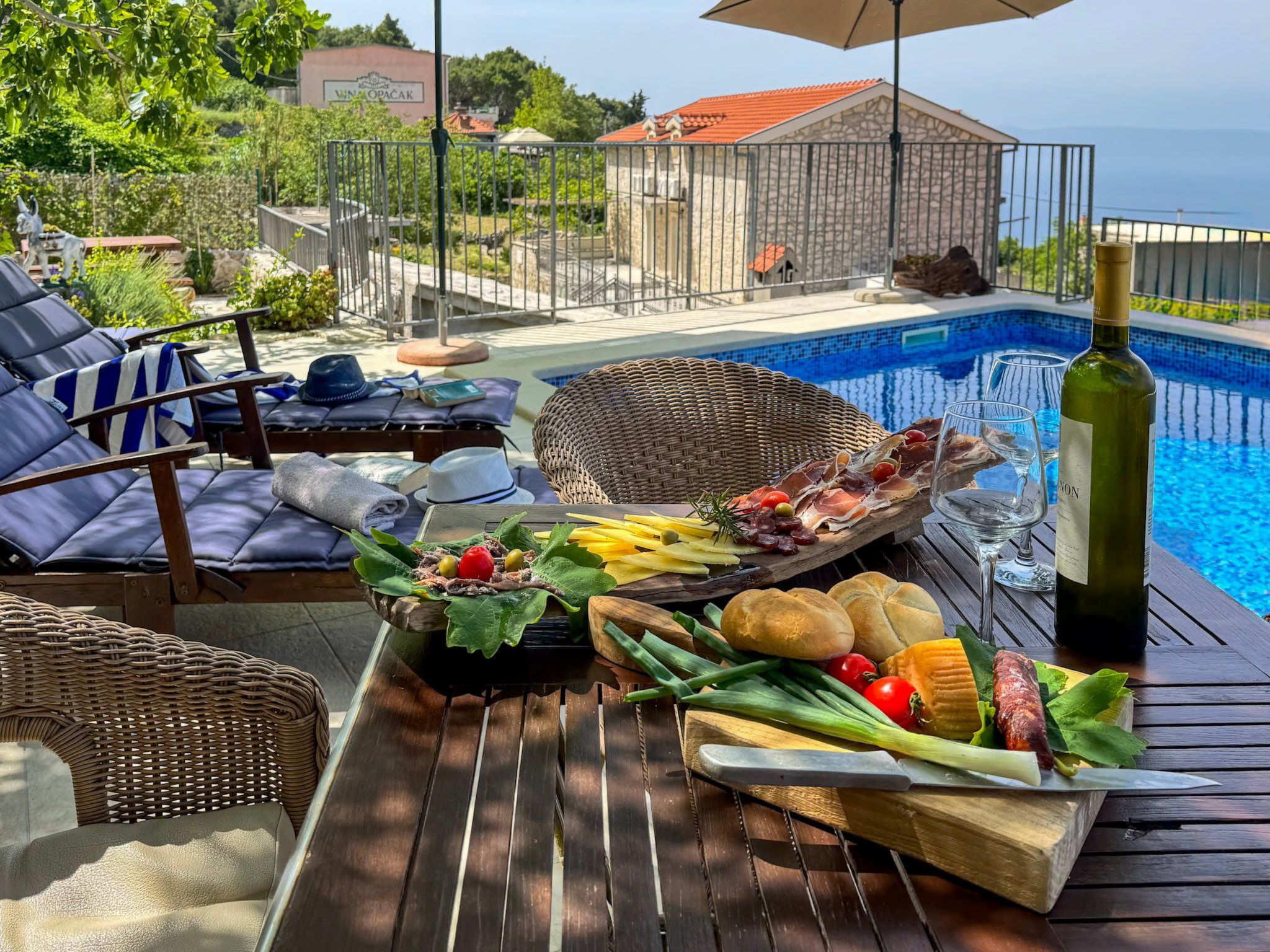 Charmantes Steinhaus mit Pool und Meerblick-Drinnen