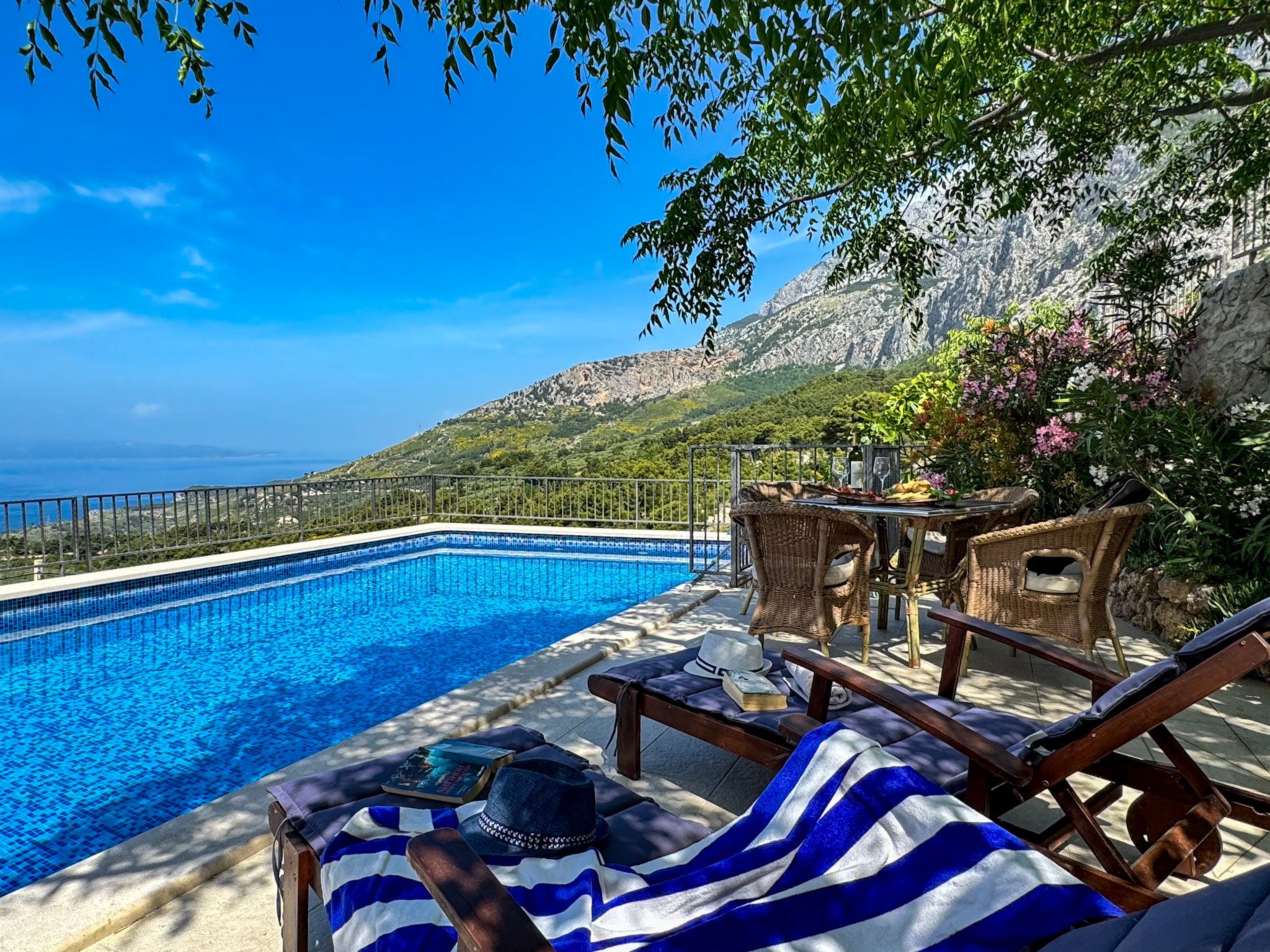 Charmantes Steinhaus mit Pool und Meerblick-Drinnen