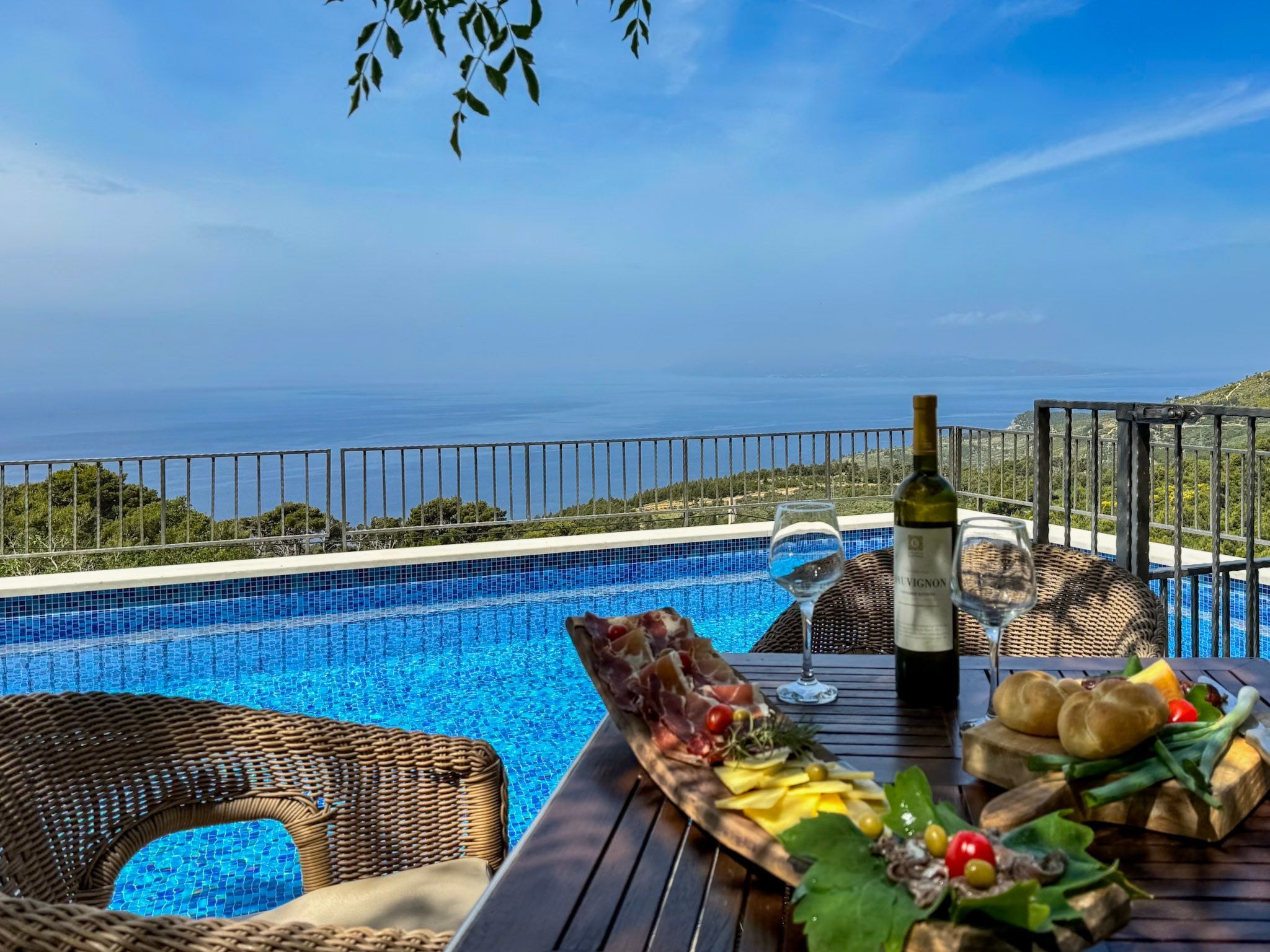 Charmantes Steinhaus mit Pool und Meerblick-Drinnen