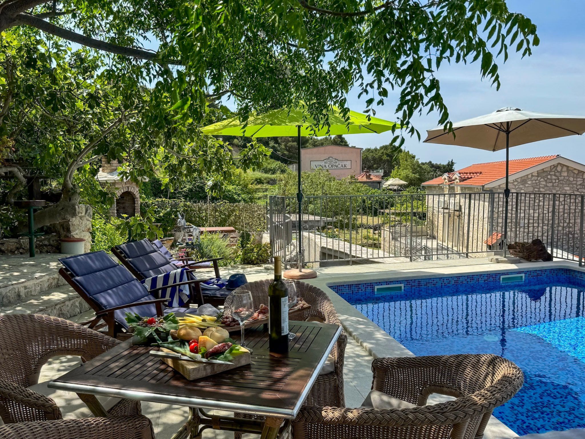 Charmantes Steinhaus mit Pool und Meerblick-Drinnen