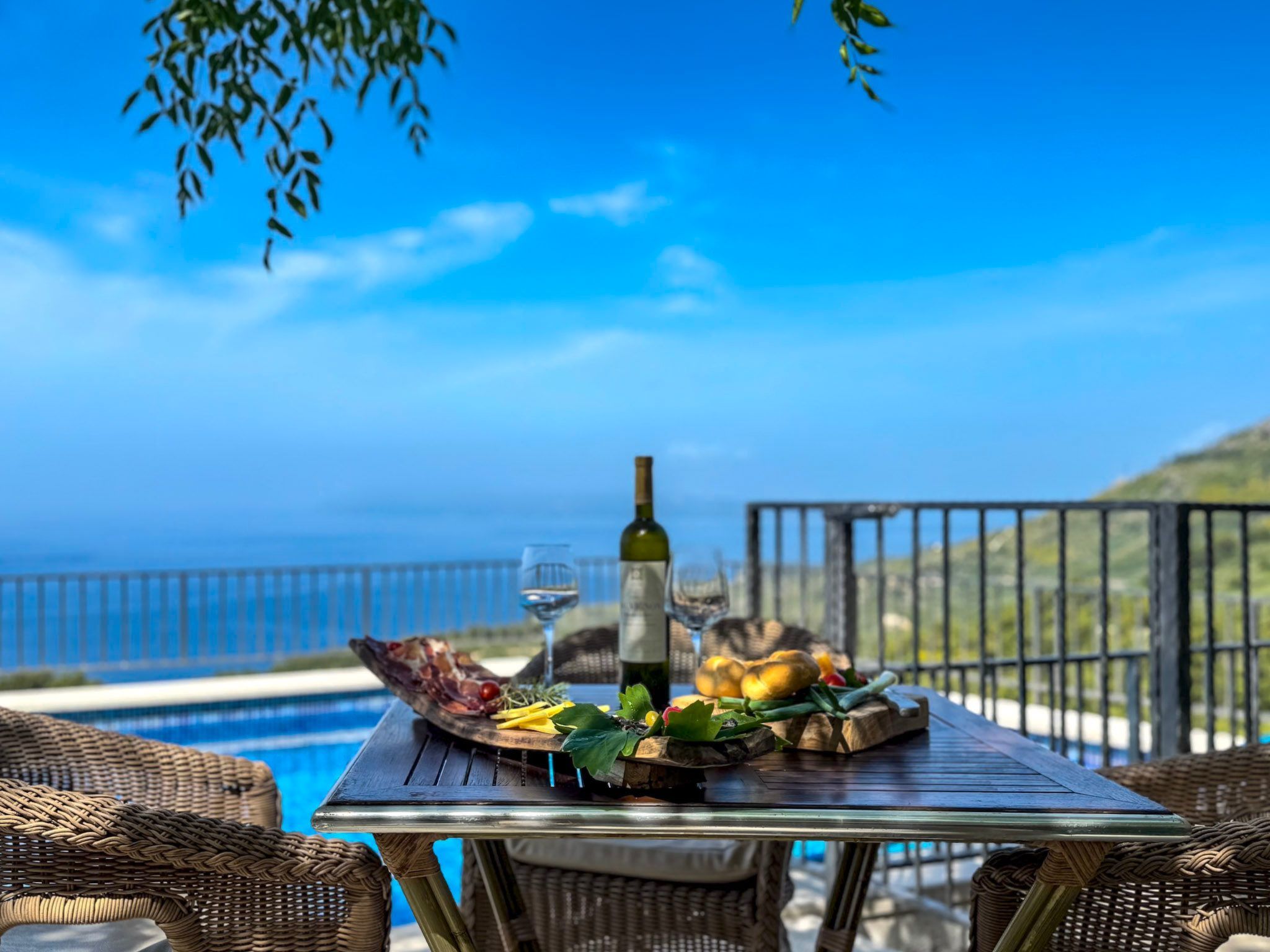 Charmantes Steinhaus mit Pool und Meerblick-Drinnen